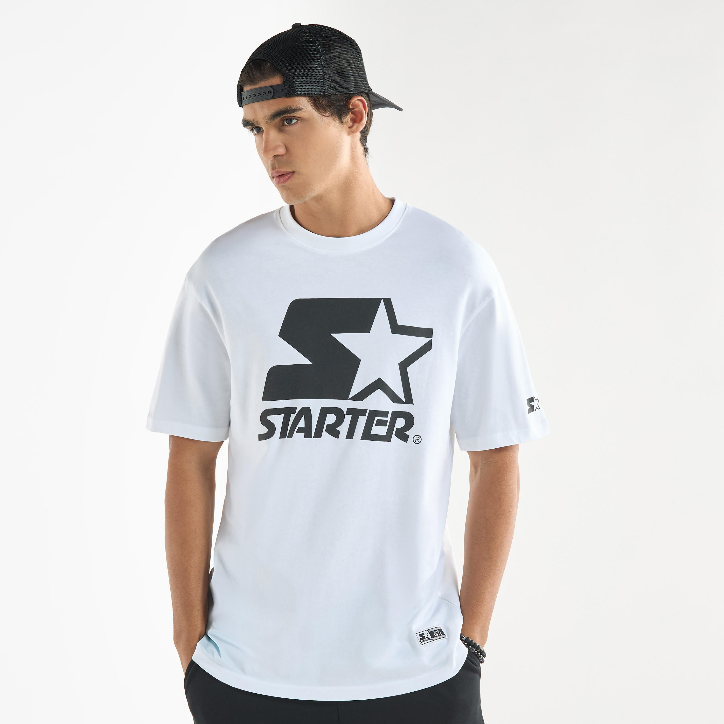 تيشيرت بياقة ضيقة وأكمام قصيرة وطبعات شعار من ستارتر-men-clothing-tshirtsandpolos-tshirts-image-1