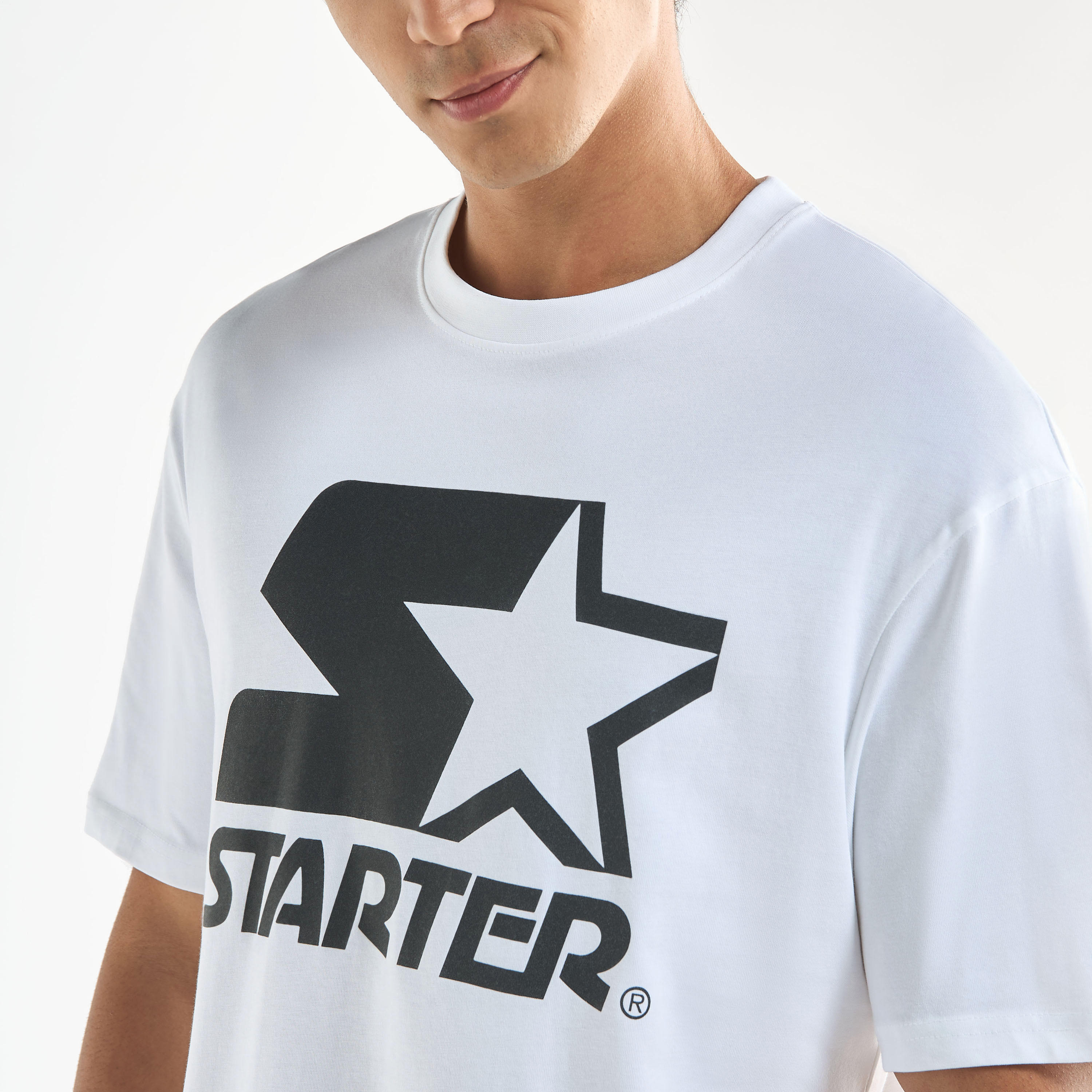 تيشيرت بياقة ضيقة وأكمام قصيرة وطبعات شعار من ستارتر-men-clothing-tshirtsandpolos-tshirts-image-4