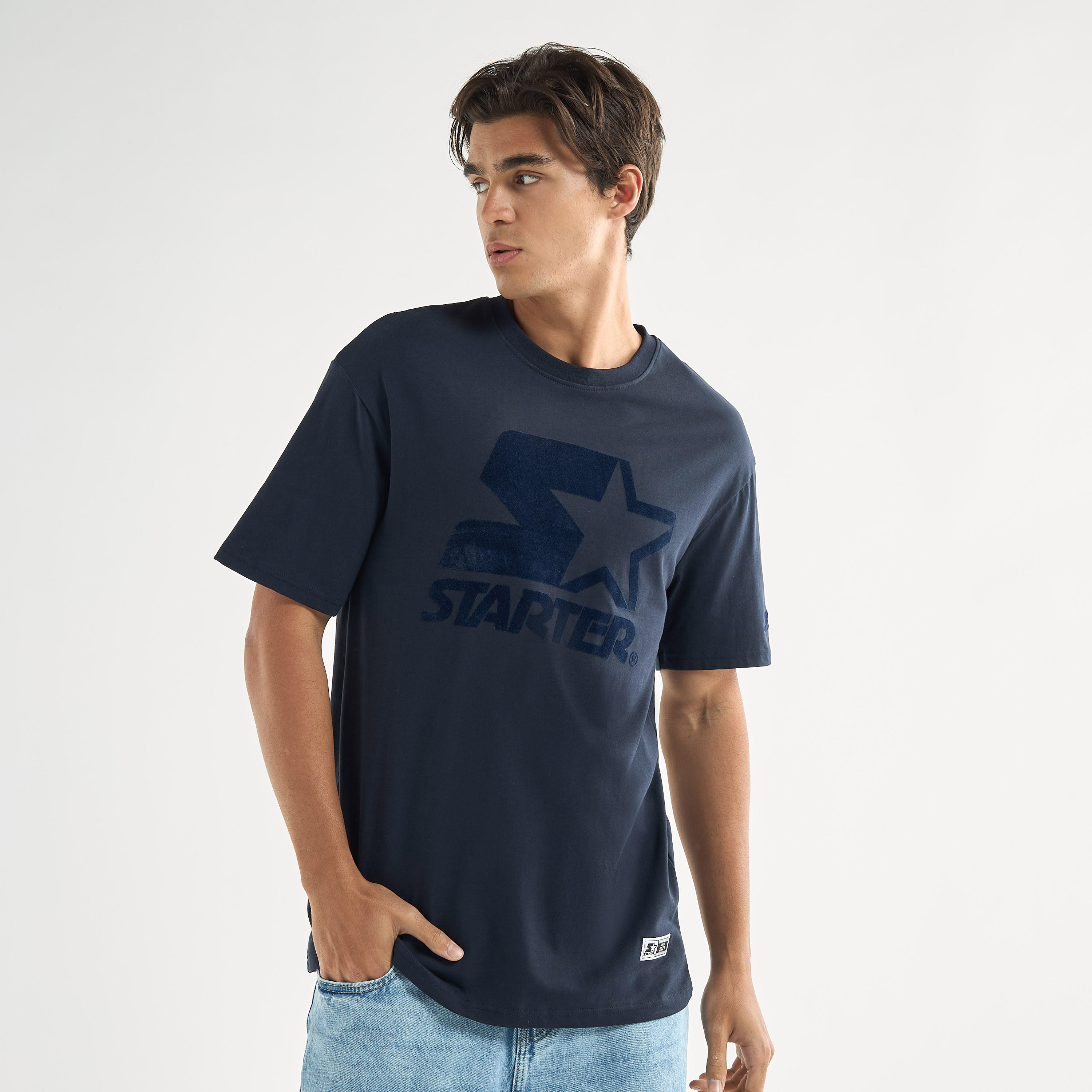تيشيرت بياقة ضيقة وأكمام قصيرة وطبعات من ستارتر-men-clothing-tshirtsandpolos-tshirts-image-1