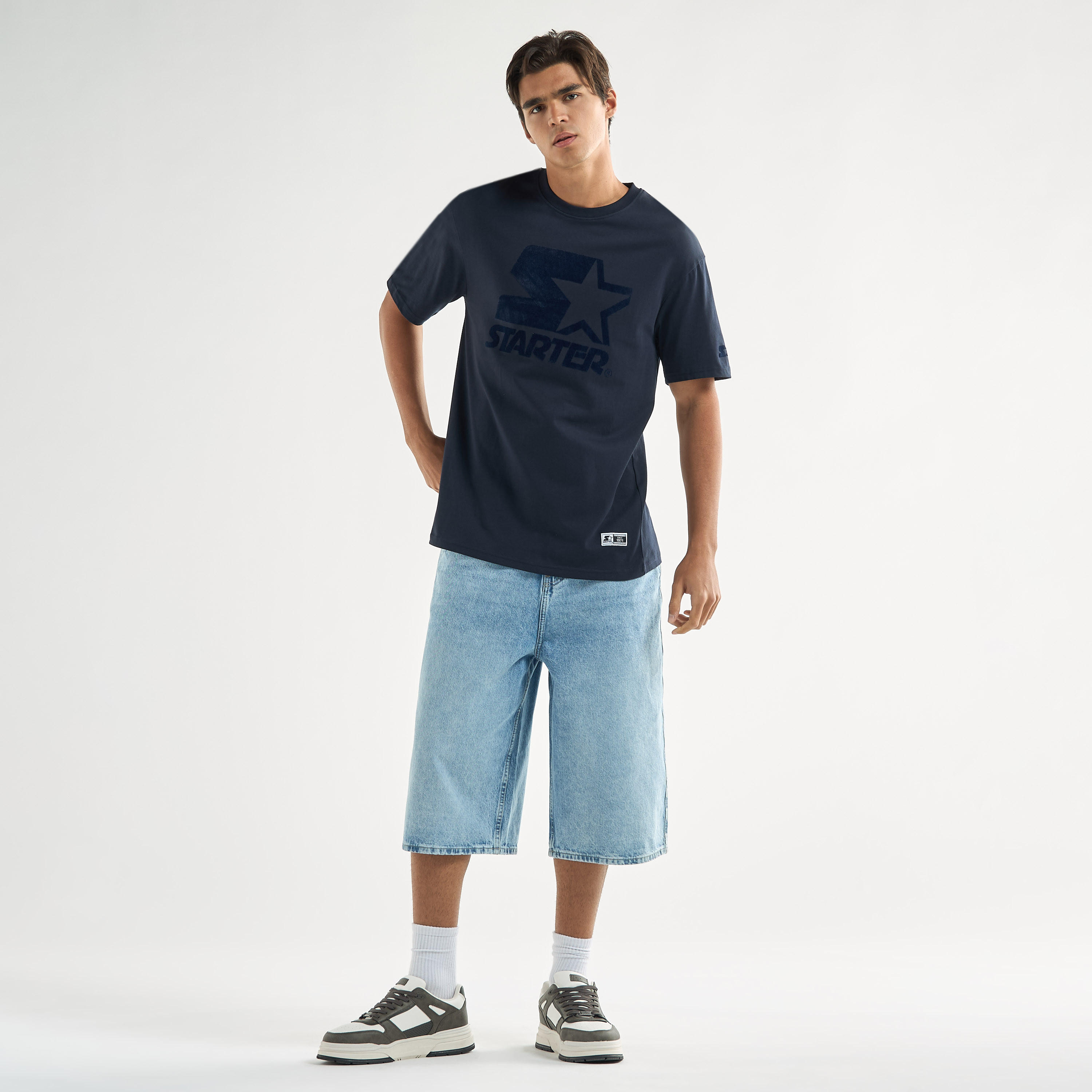 تيشيرت بياقة ضيقة وأكمام قصيرة وطبعات من ستارتر-men-clothing-tshirtsandpolos-tshirts-image-2