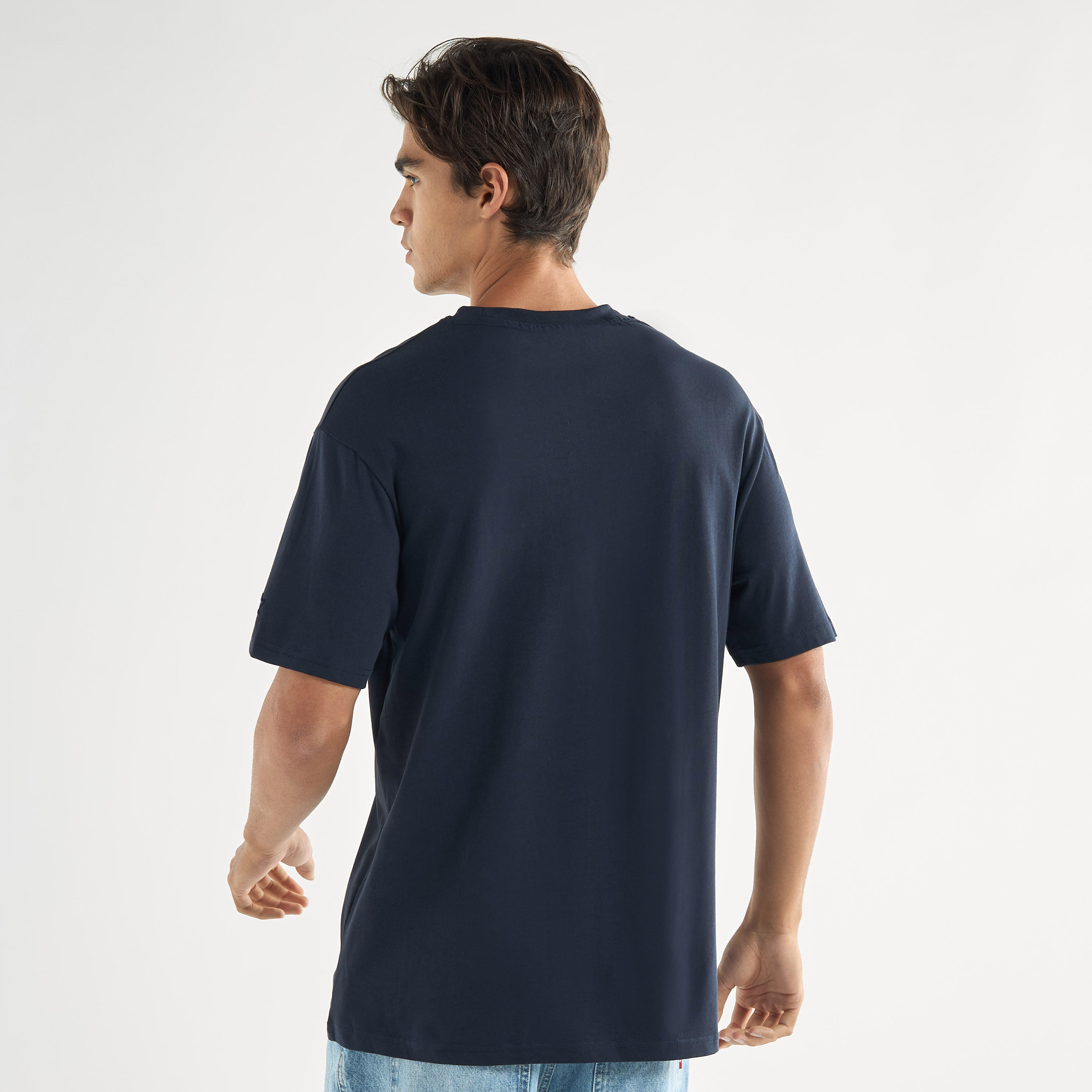 تيشيرت بياقة ضيقة وأكمام قصيرة وطبعات من ستارتر-men-clothing-tshirtsandpolos-tshirts-image-3