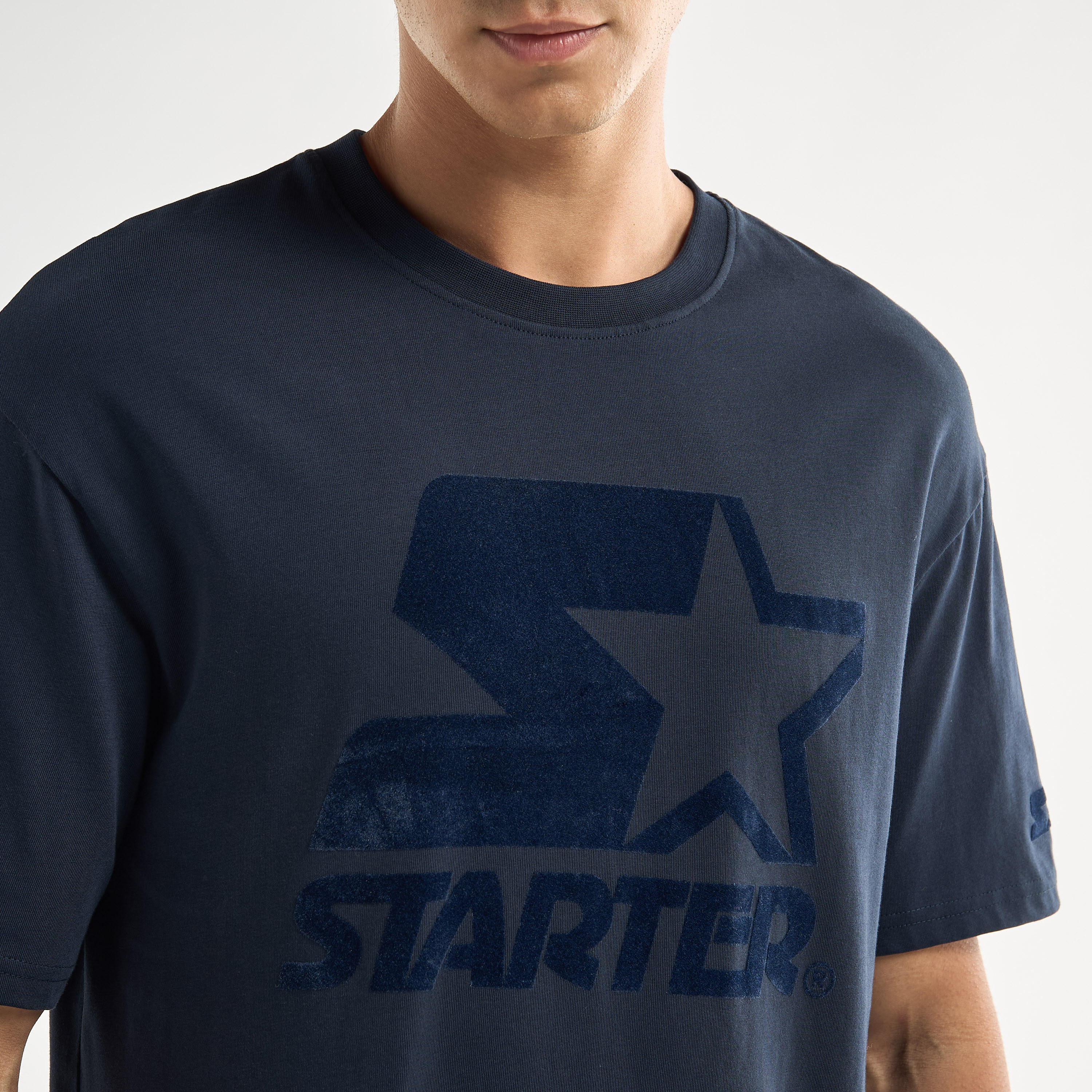 تيشيرت بياقة ضيقة وأكمام قصيرة وطبعات من ستارتر-men-clothing-tshirtsandpolos-tshirts-image-4