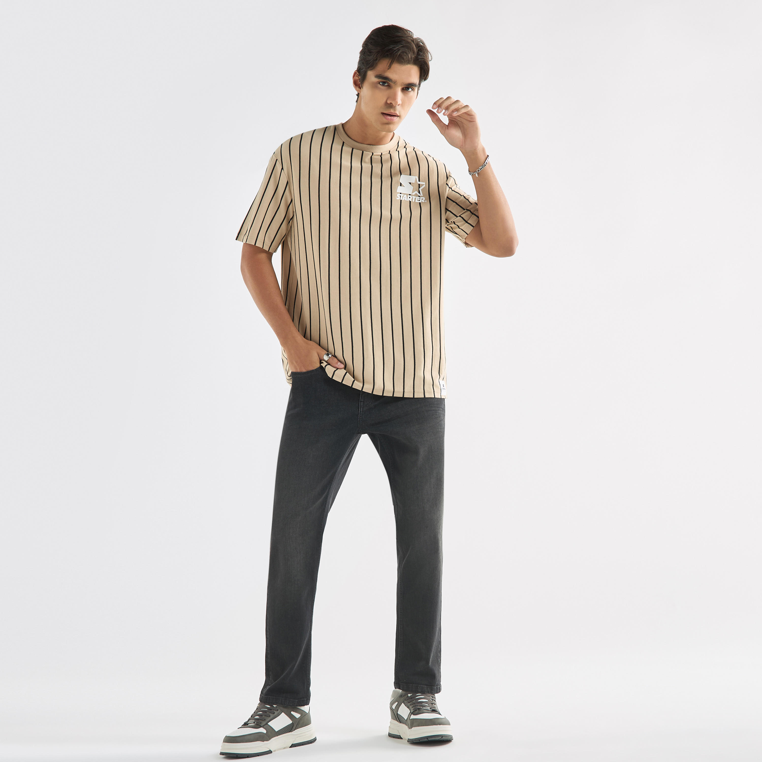 تيشيرت مخطط بياقة ضيقة وأكمام قصيرة من ستارتر-men-clothing-tshirtsandpolos-tshirts-image-2