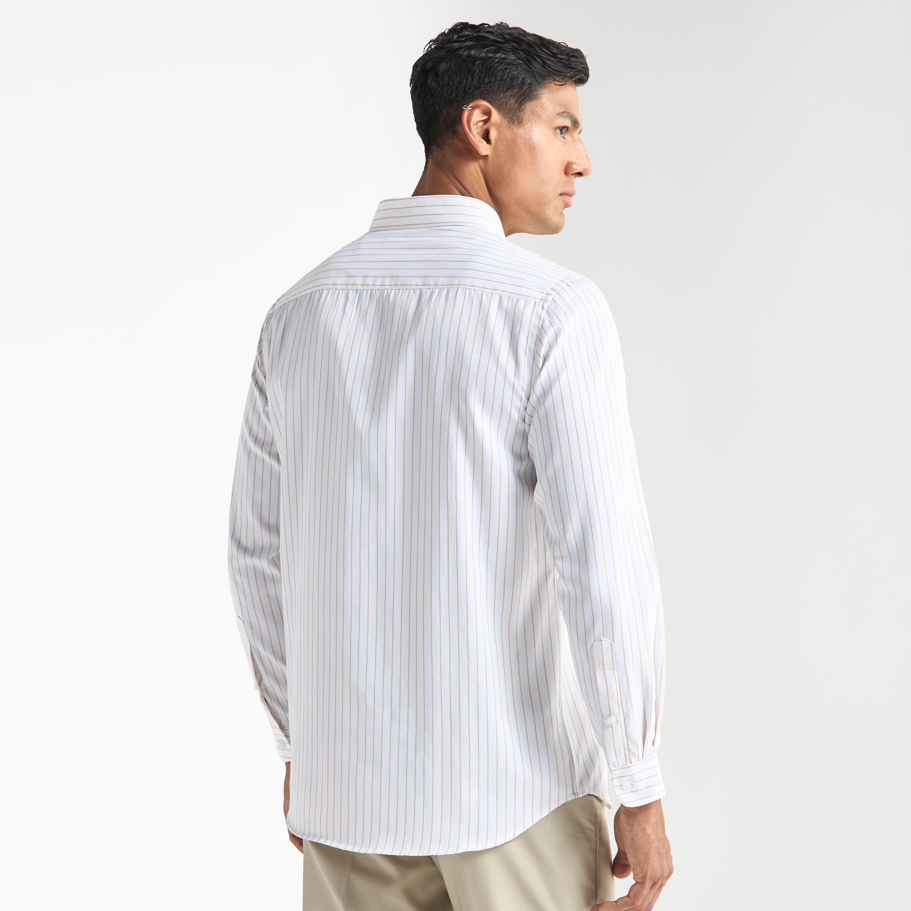 قميص مقلّم بأكمام طويلة وياقة بأزرار-men-clothing-shirts-image-3