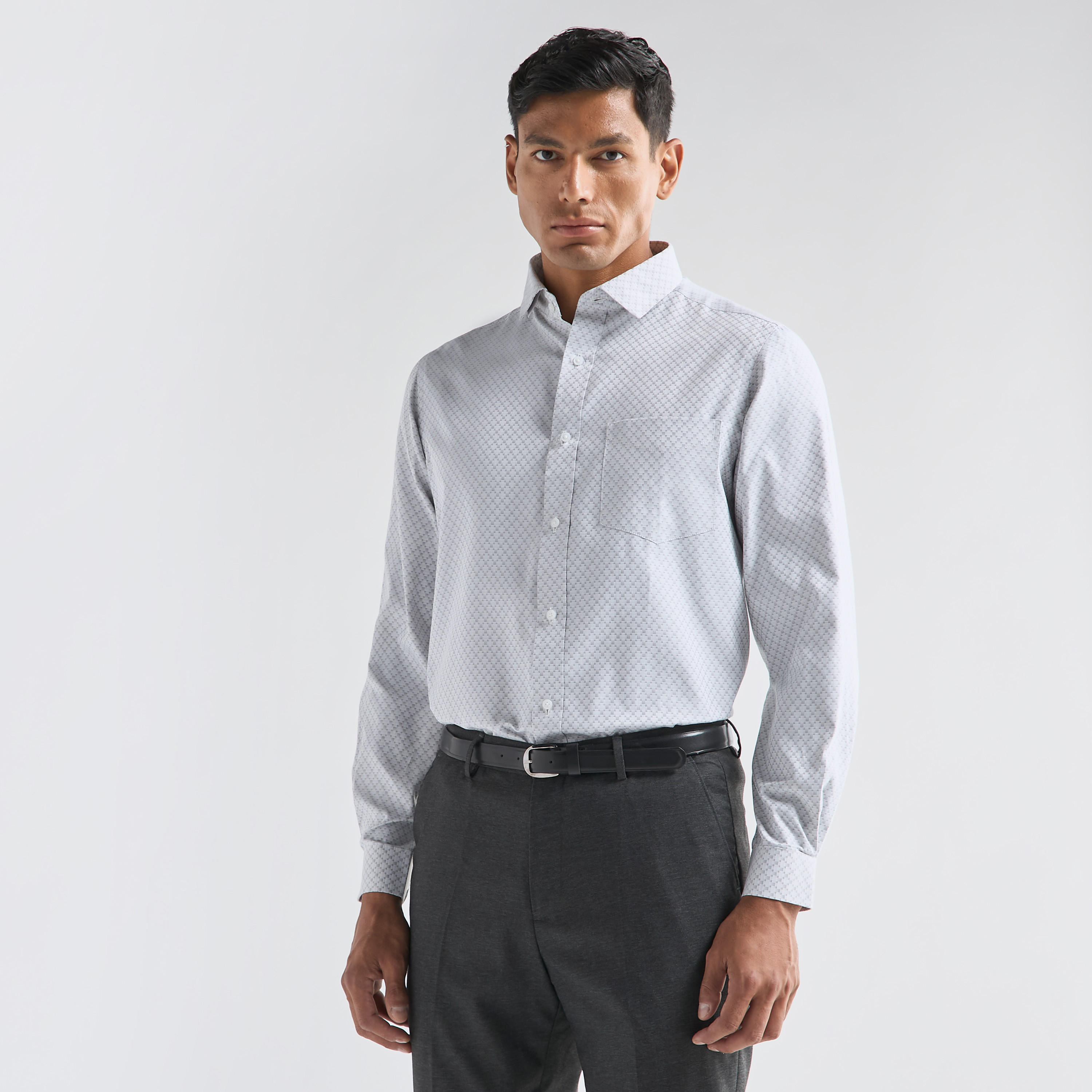 قميص بقصة عادية وأكمام طويلة وطبعات وجيب-men-clothing-shirts-image-1