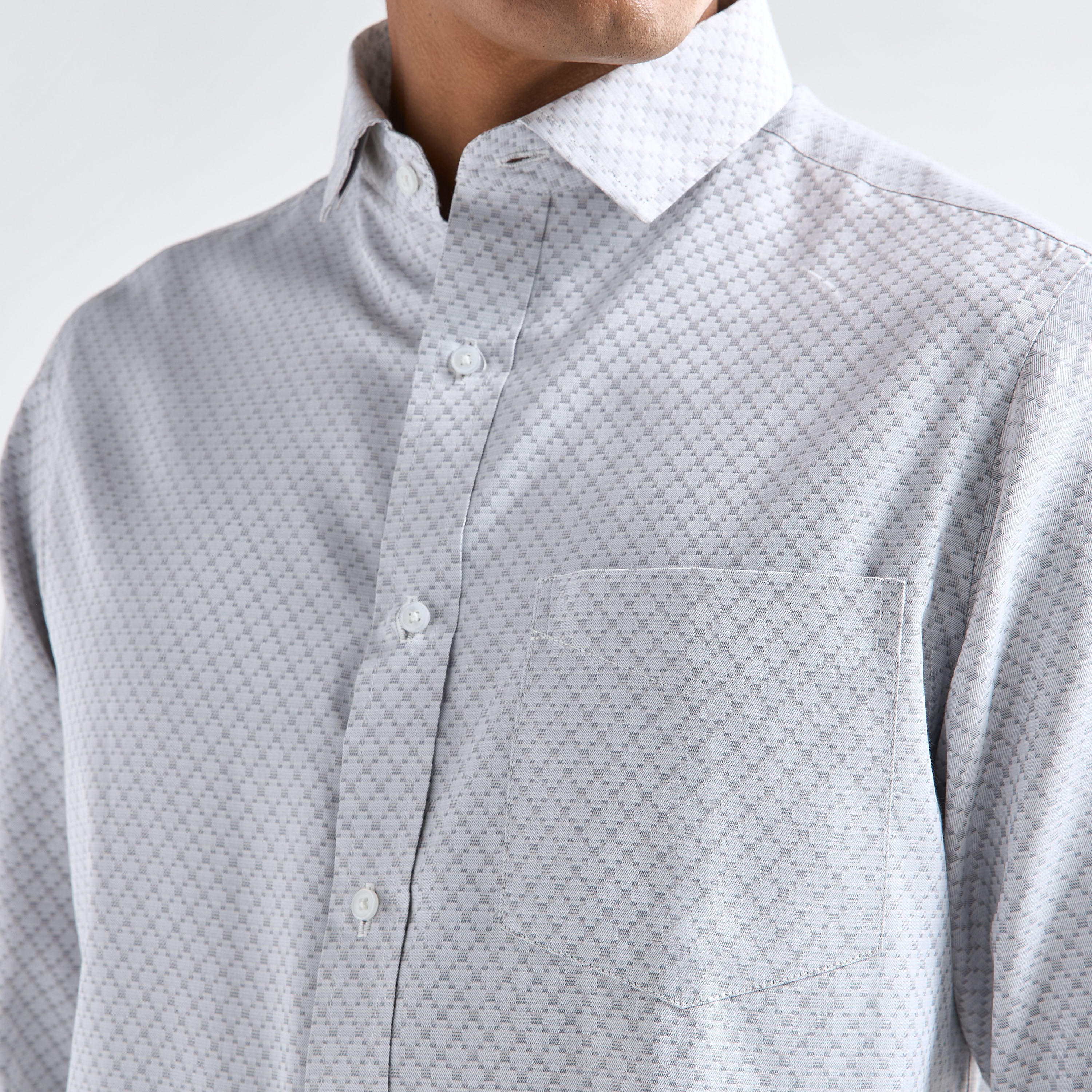 قميص بقصة عادية وأكمام طويلة وطبعات وجيب-men-clothing-shirts-image-4