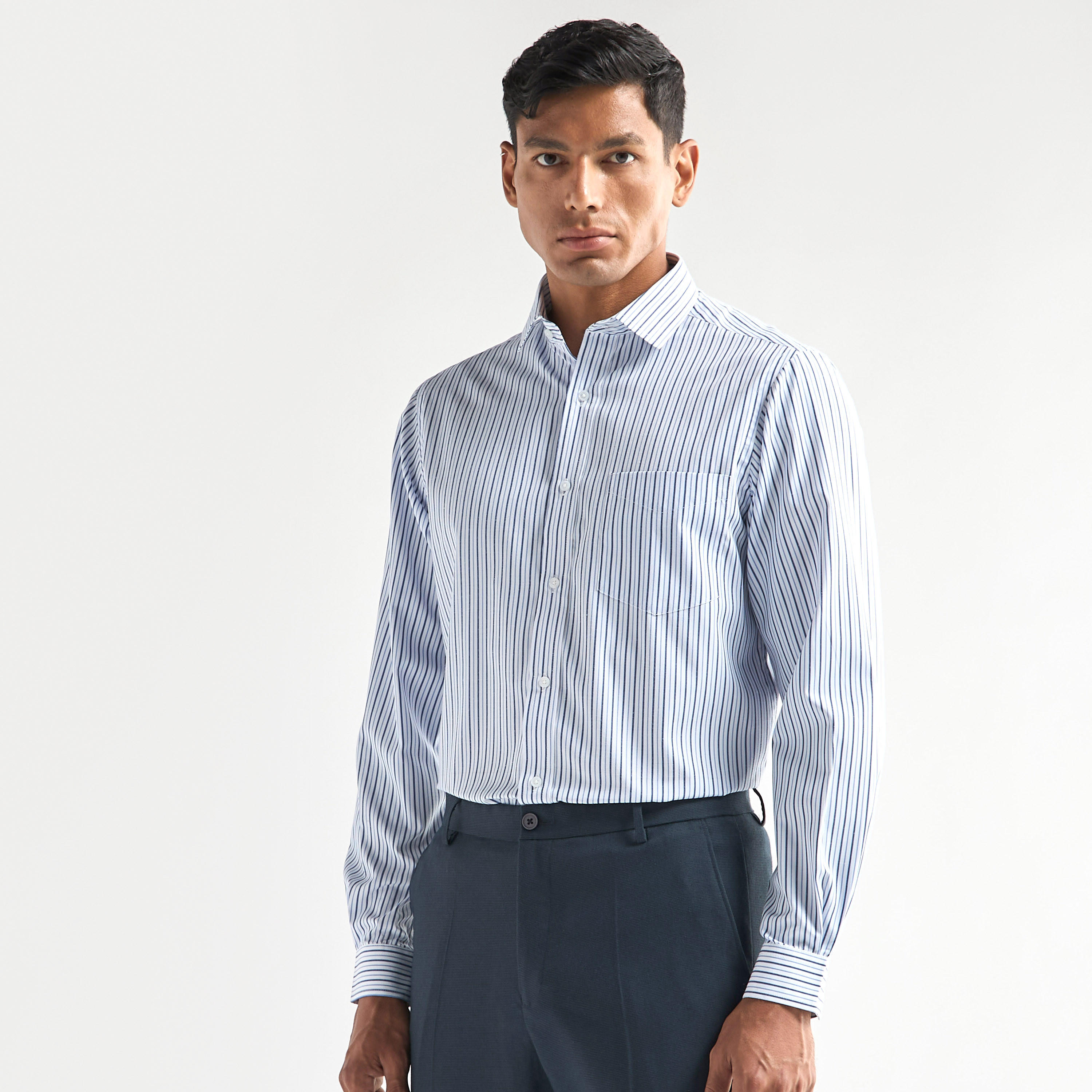 قميص مخطط بجيب وأكمام طويلة وقصة عادية-men-clothing-shirts-image-1