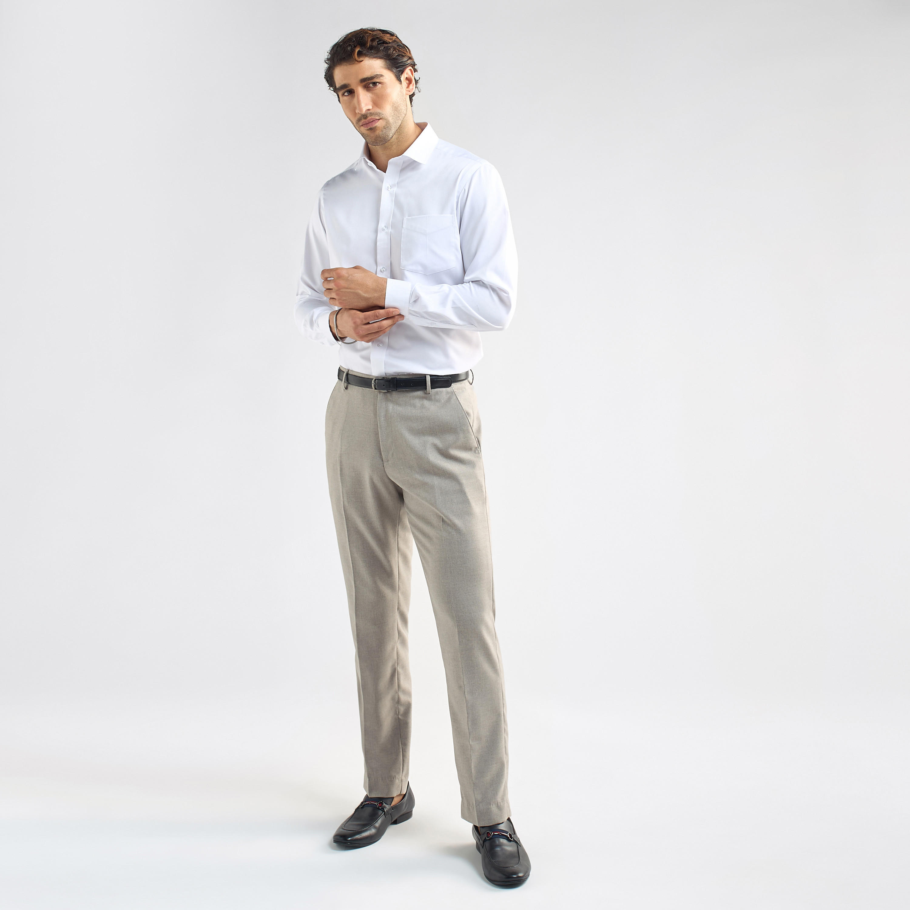 قميص سادة بأكمام طويلة وجيب على الصدر وبقصّة عادية-men-clothing-shirts-image-2
