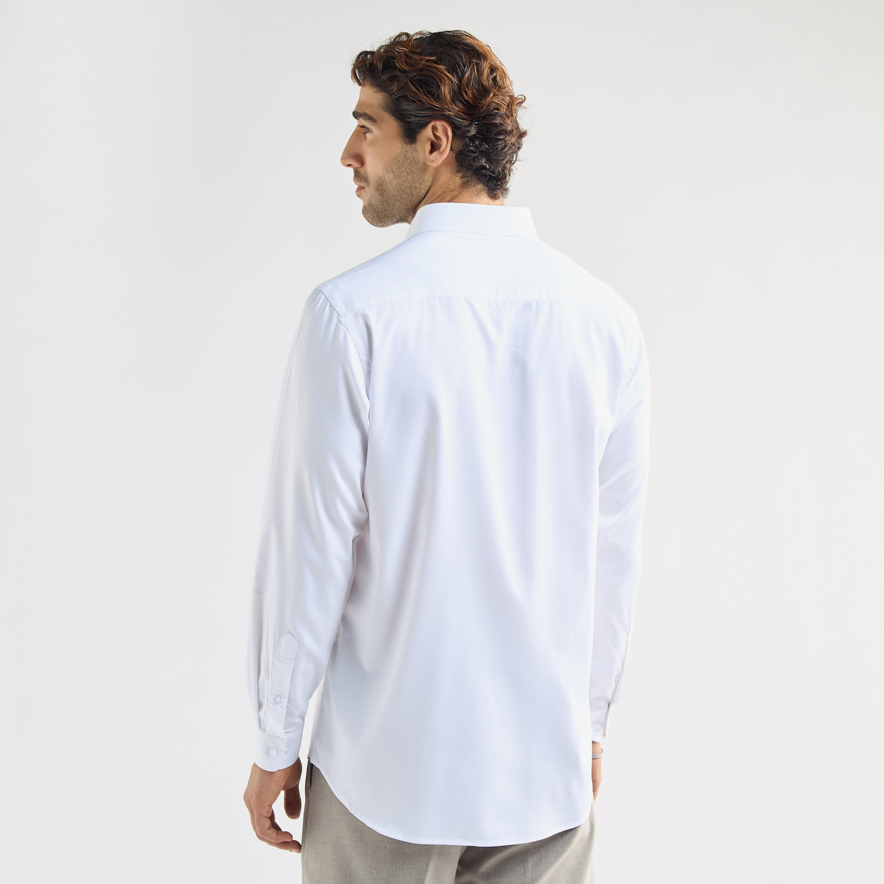 قميص سادة بأكمام طويلة وجيب على الصدر وبقصّة عادية-men-clothing-shirts-image-3