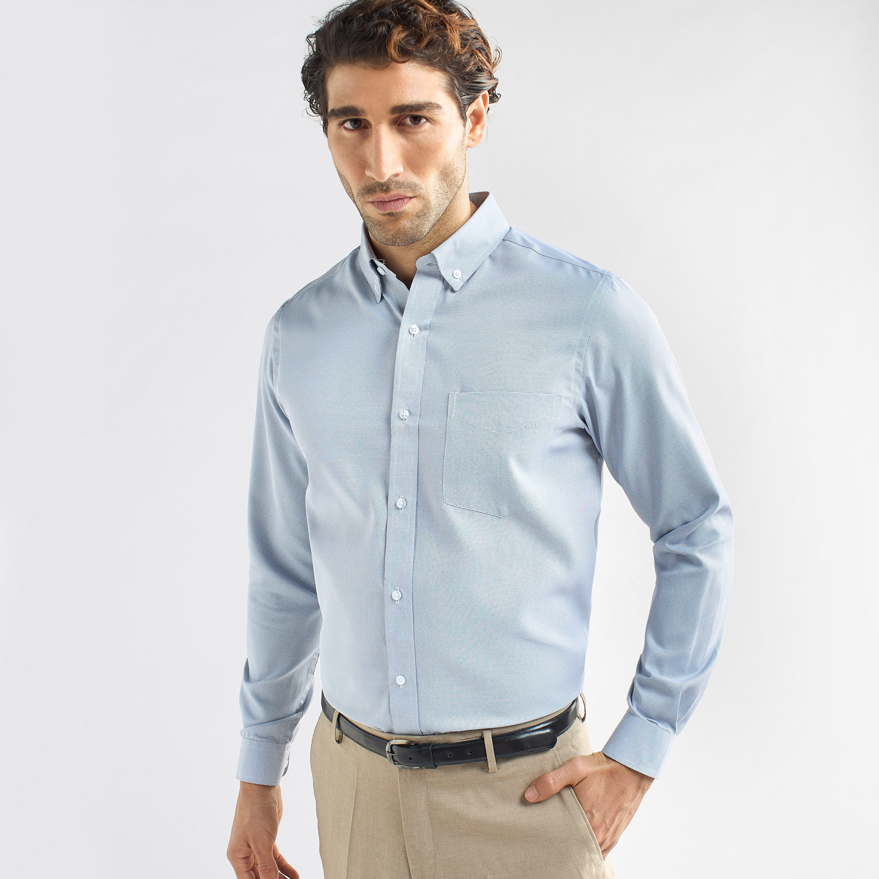 قميص بارز الملمس بقصة عادية وأكمام طويلة وجيب على الصدر-men-clothing-shirts-image-1
