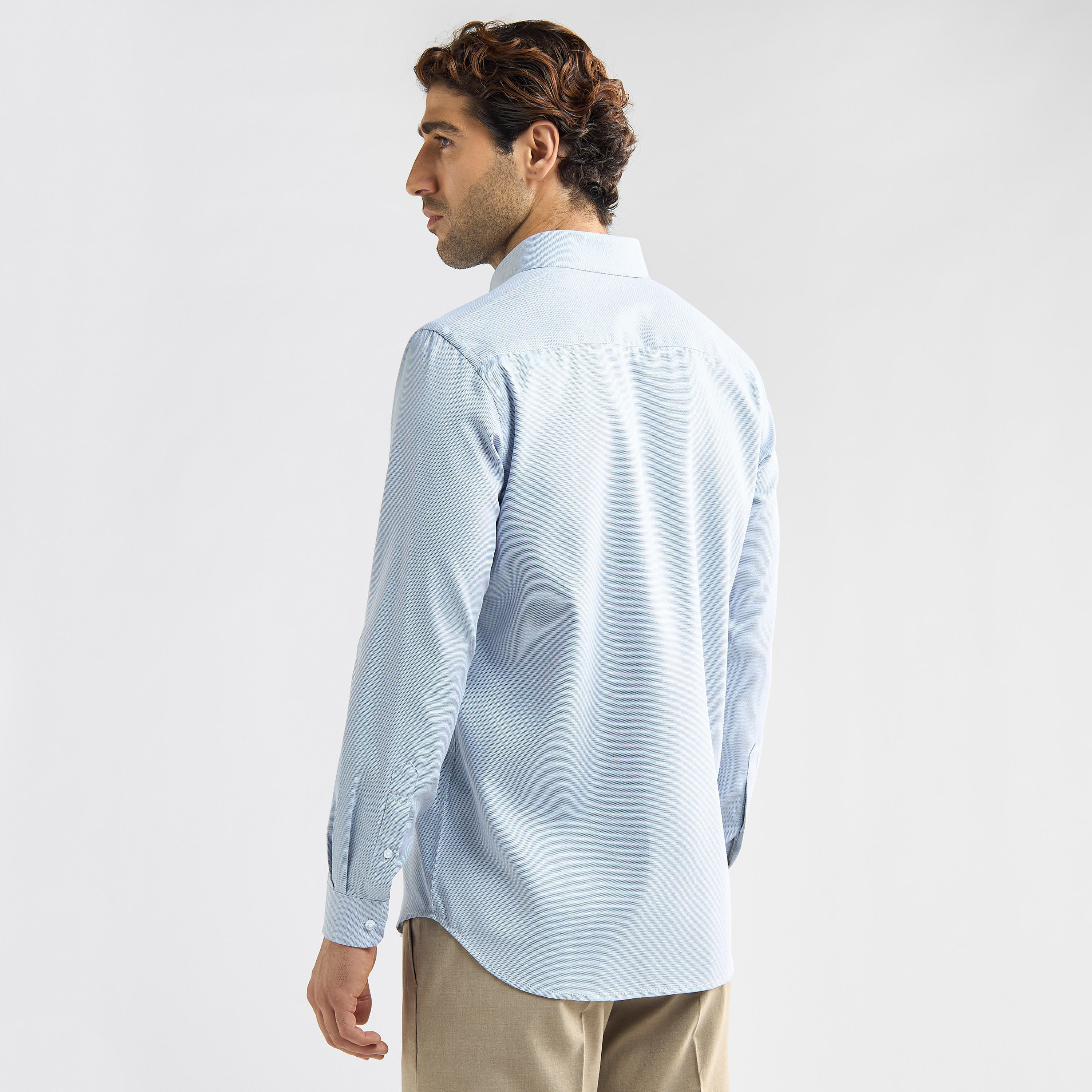 قميص بارز الملمس بقصة عادية وأكمام طويلة وجيب على الصدر-men-clothing-shirts-image-3