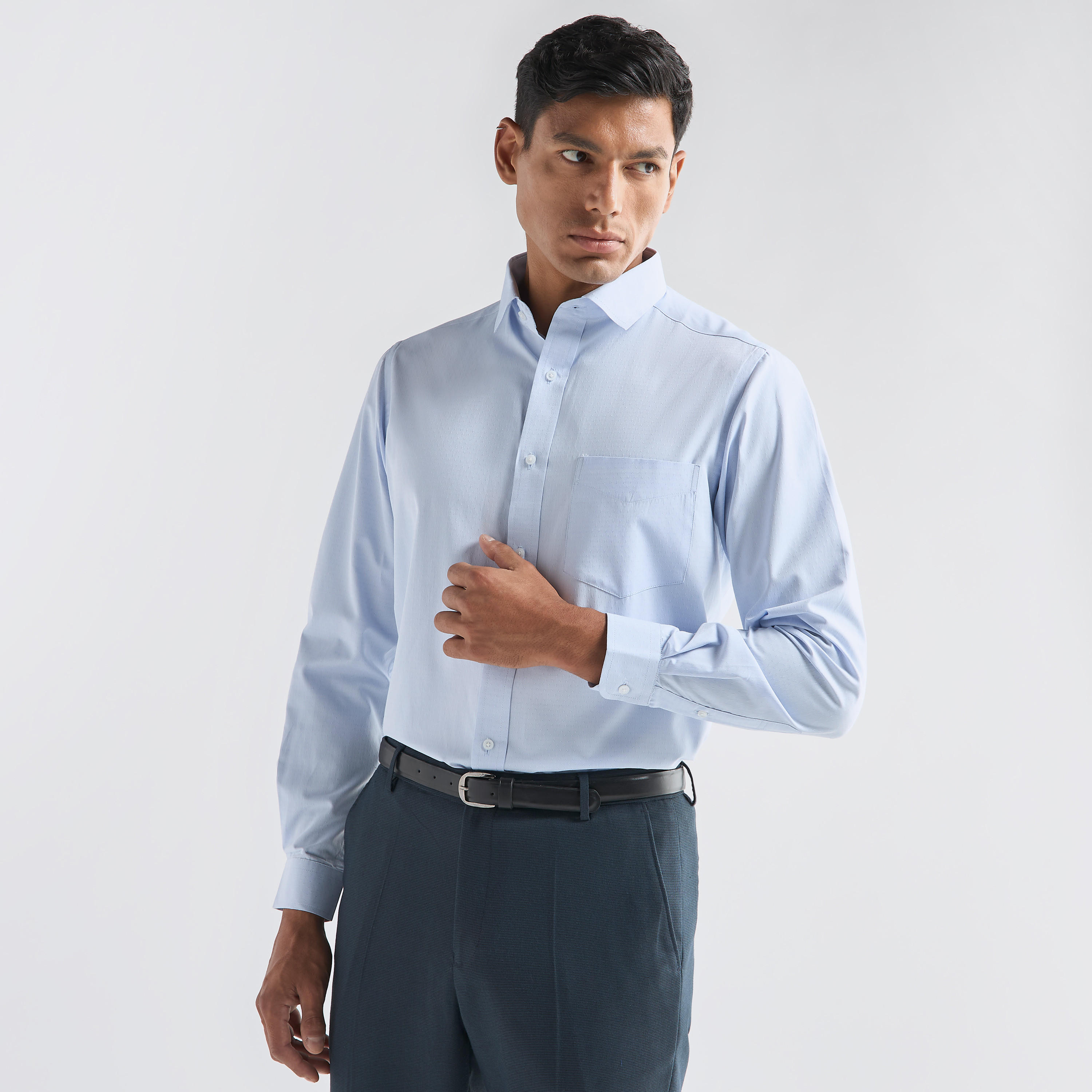 قميص بقصة عادية بارز الملمس بجيب وأكمام طويلة-men-clothing-shirts-image-1