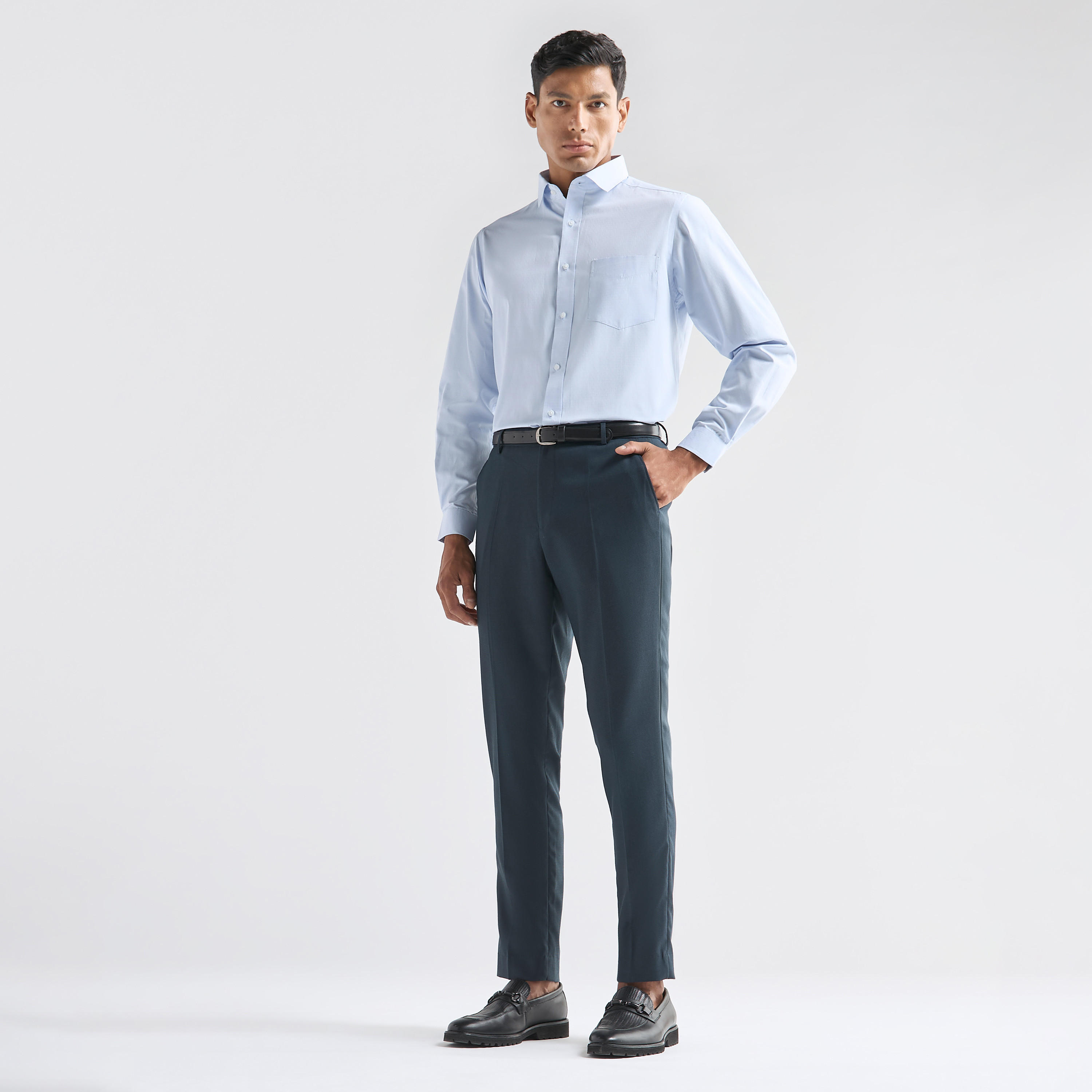 قميص بقصة عادية بارز الملمس بجيب وأكمام طويلة-men-clothing-shirts-image-2