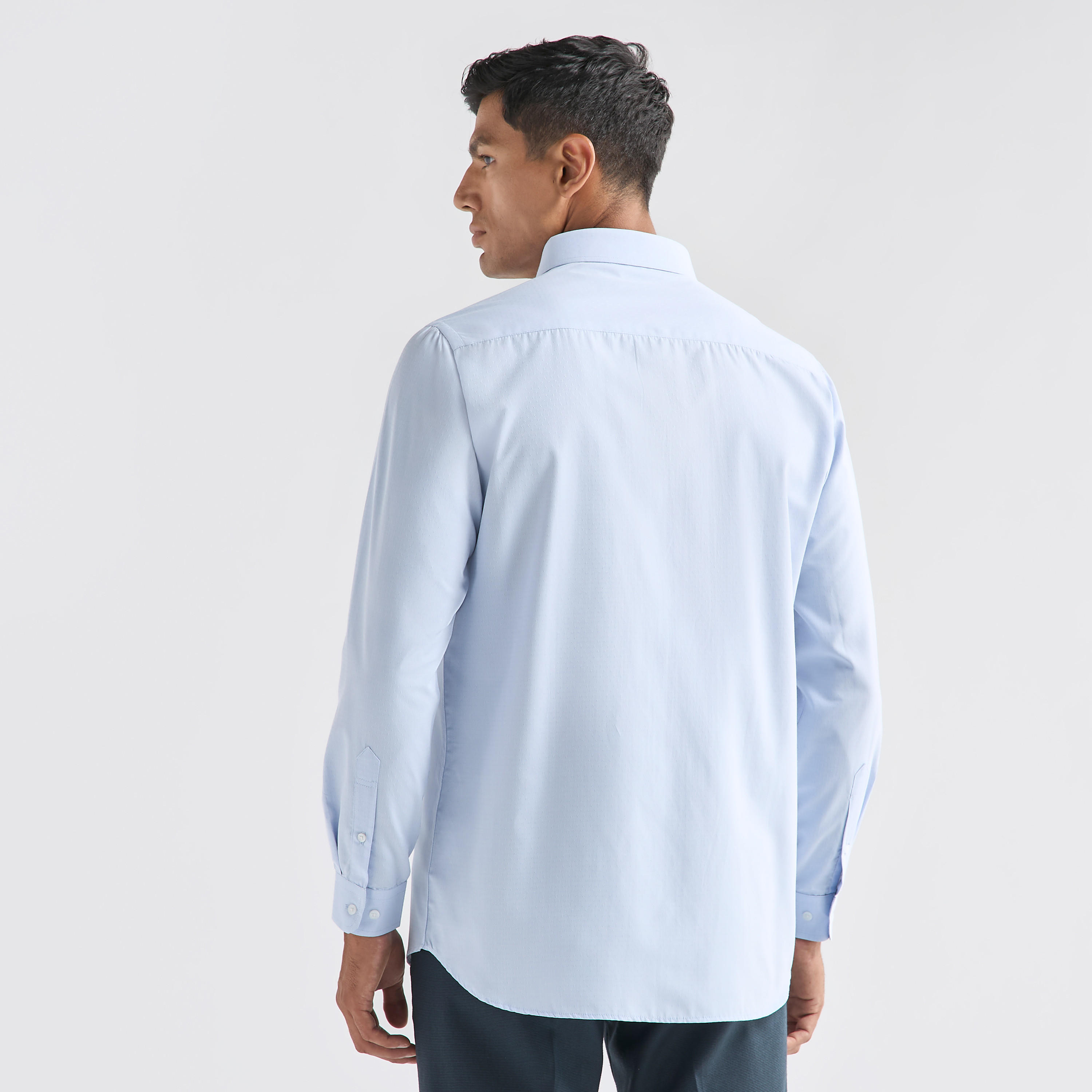 قميص بقصة عادية بارز الملمس بجيب وأكمام طويلة-men-clothing-shirts-image-3