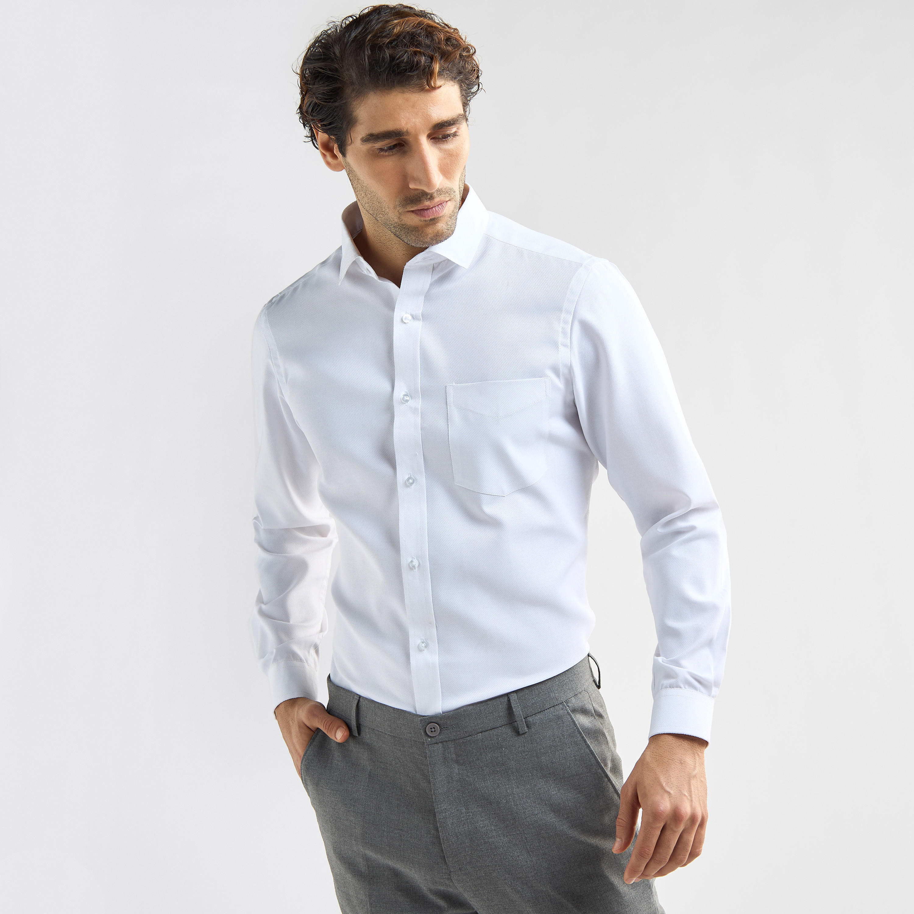 قميص بارز الملمس بأكمام طويلة وجيب على الصدر بقصّة عادية-men-clothing-shirts-image-1