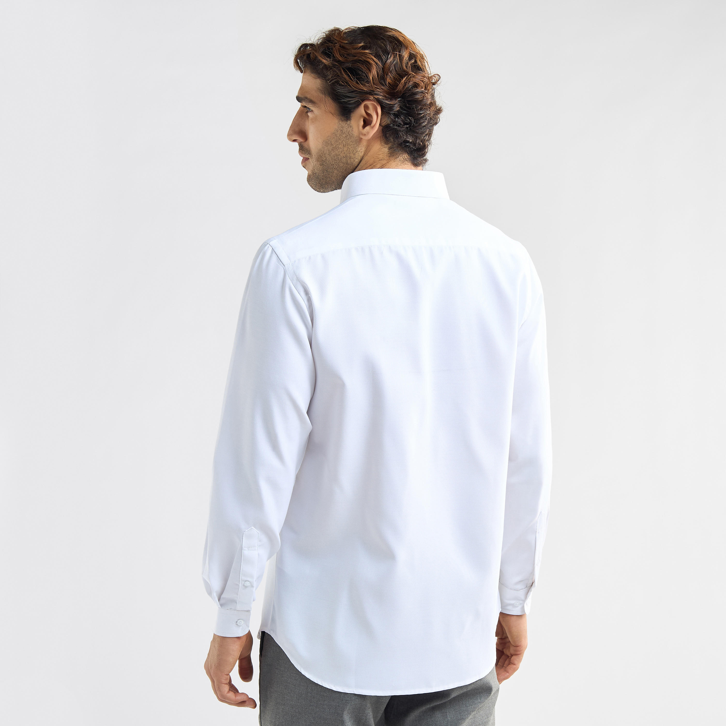 قميص بارز الملمس بأكمام طويلة وجيب على الصدر بقصّة عادية-men-clothing-shirts-image-3