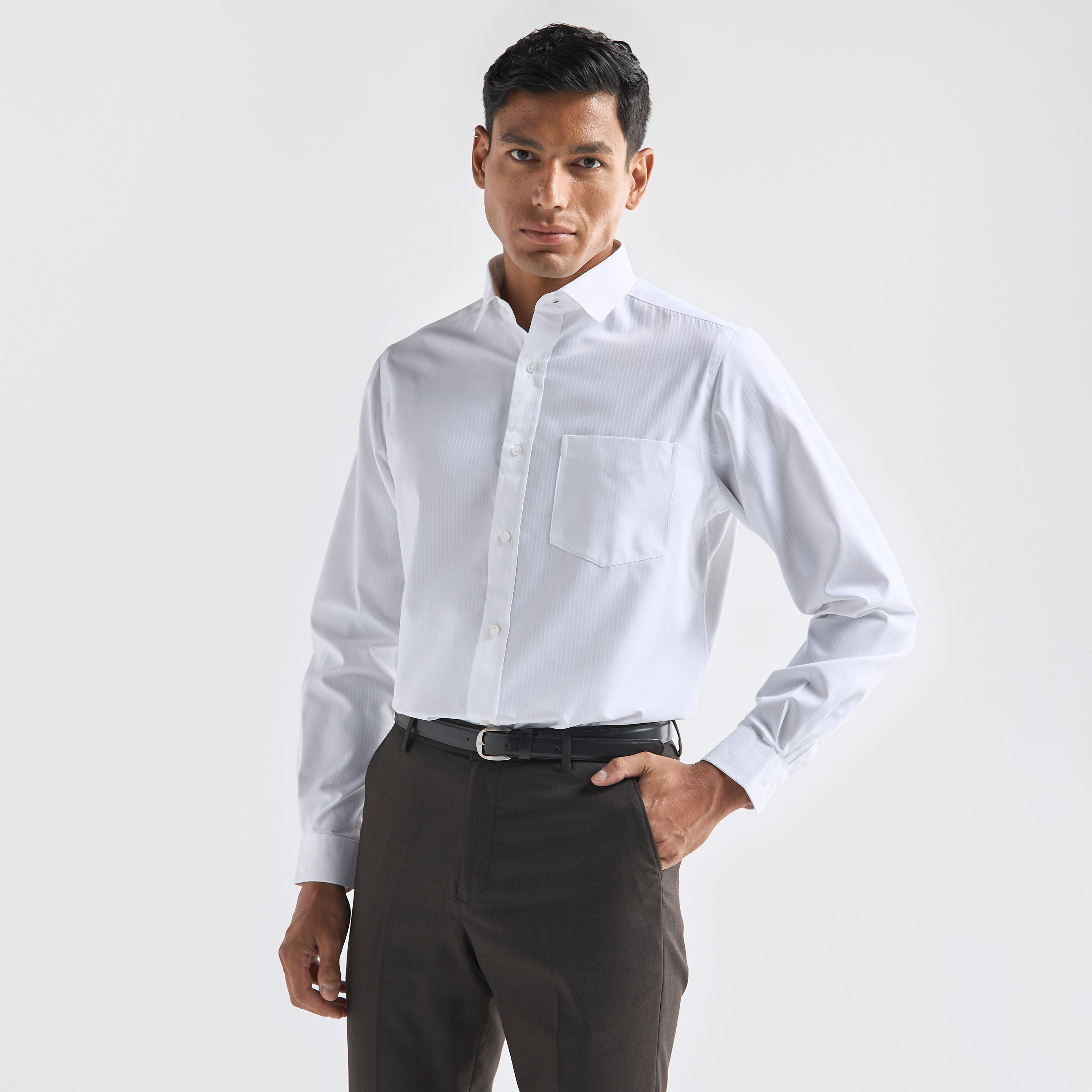 قميص مخطط بجيب وأكمام طويلة وقصة عادية-men-clothing-shirts-image-1