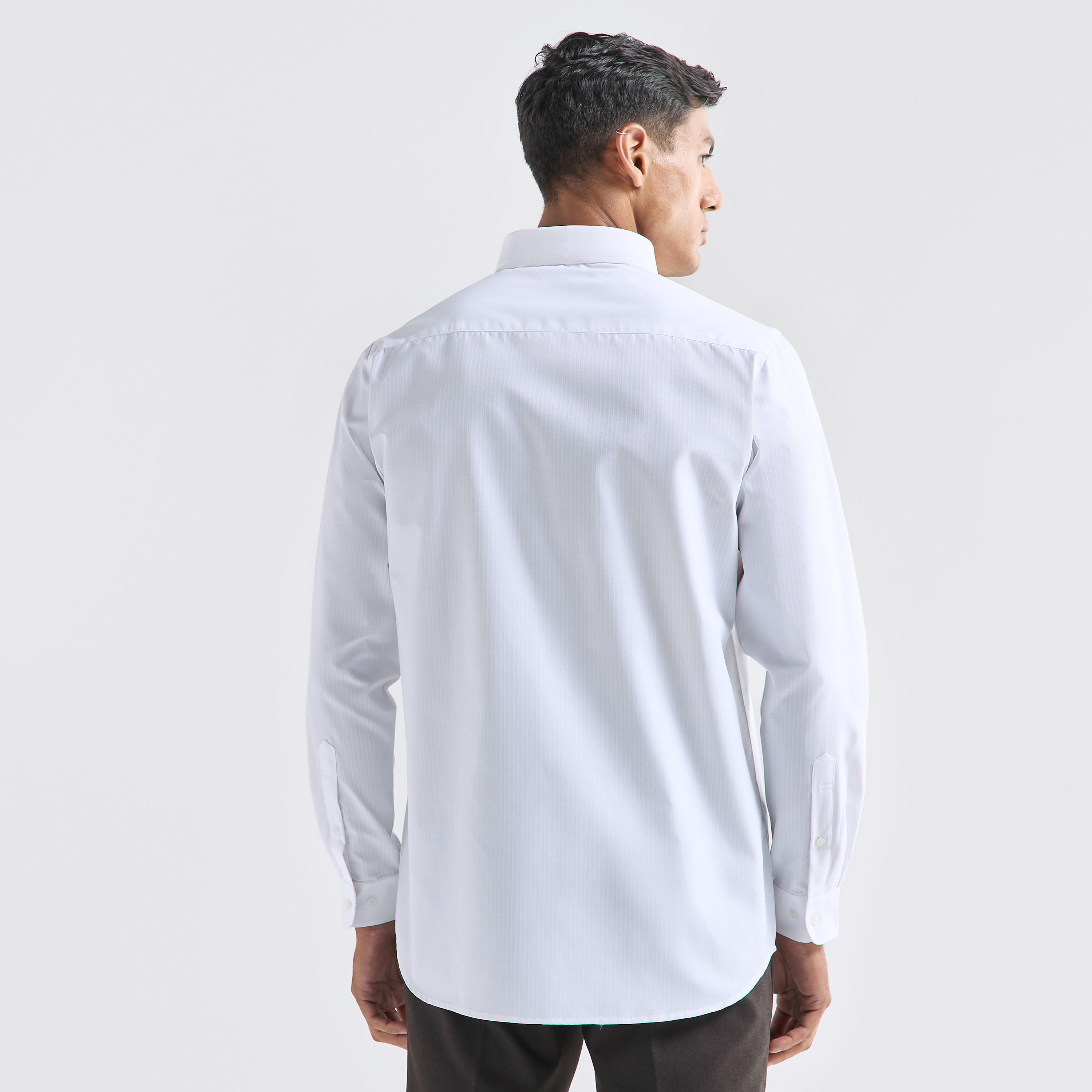قميص مخطط بجيب وأكمام طويلة وقصة عادية-men-clothing-shirts-image-3