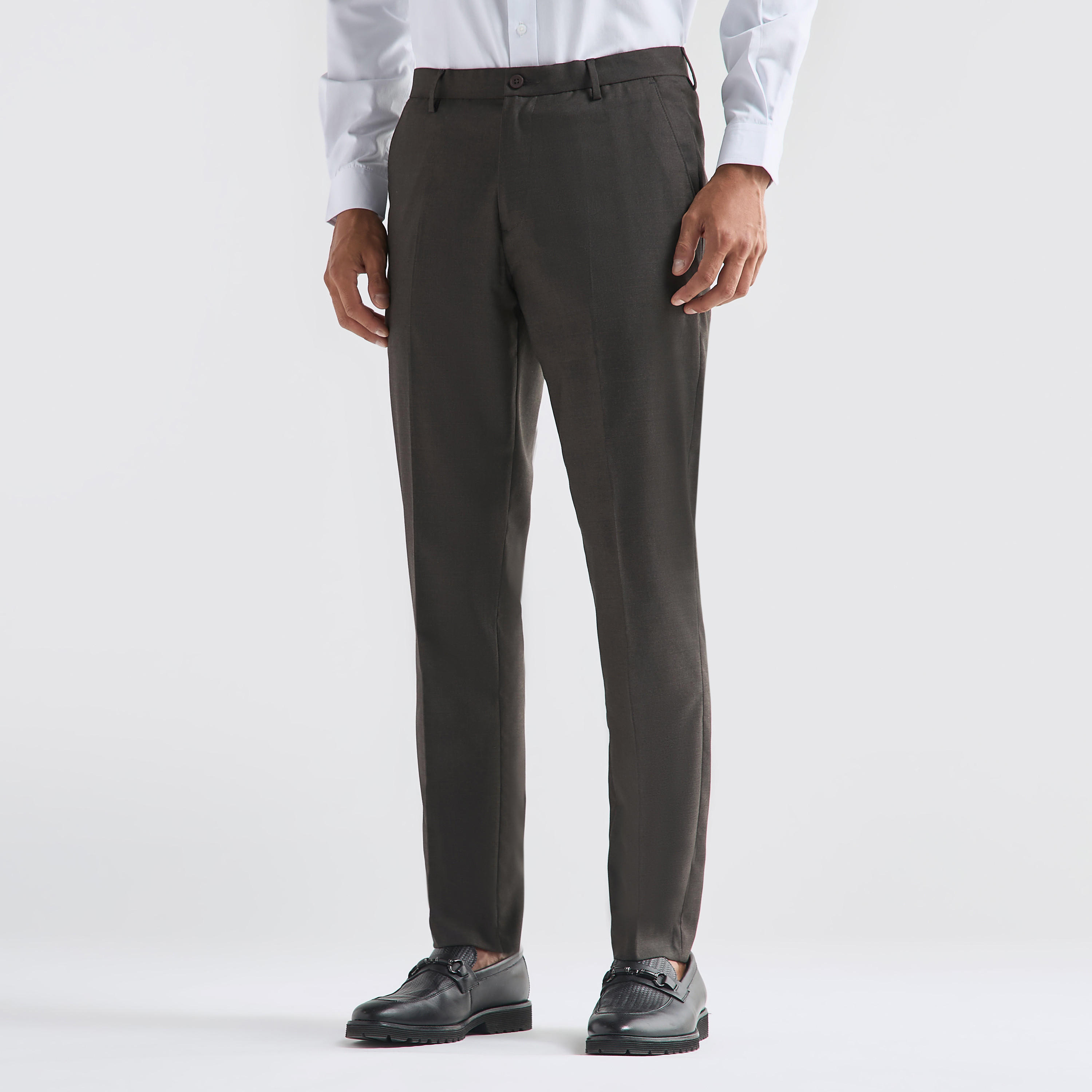 بنطلون بارز الملمس بقصة عادية وخصر مرن وجيوب-men-clothing-bottoms-trousersandchinos-trousers-image-1