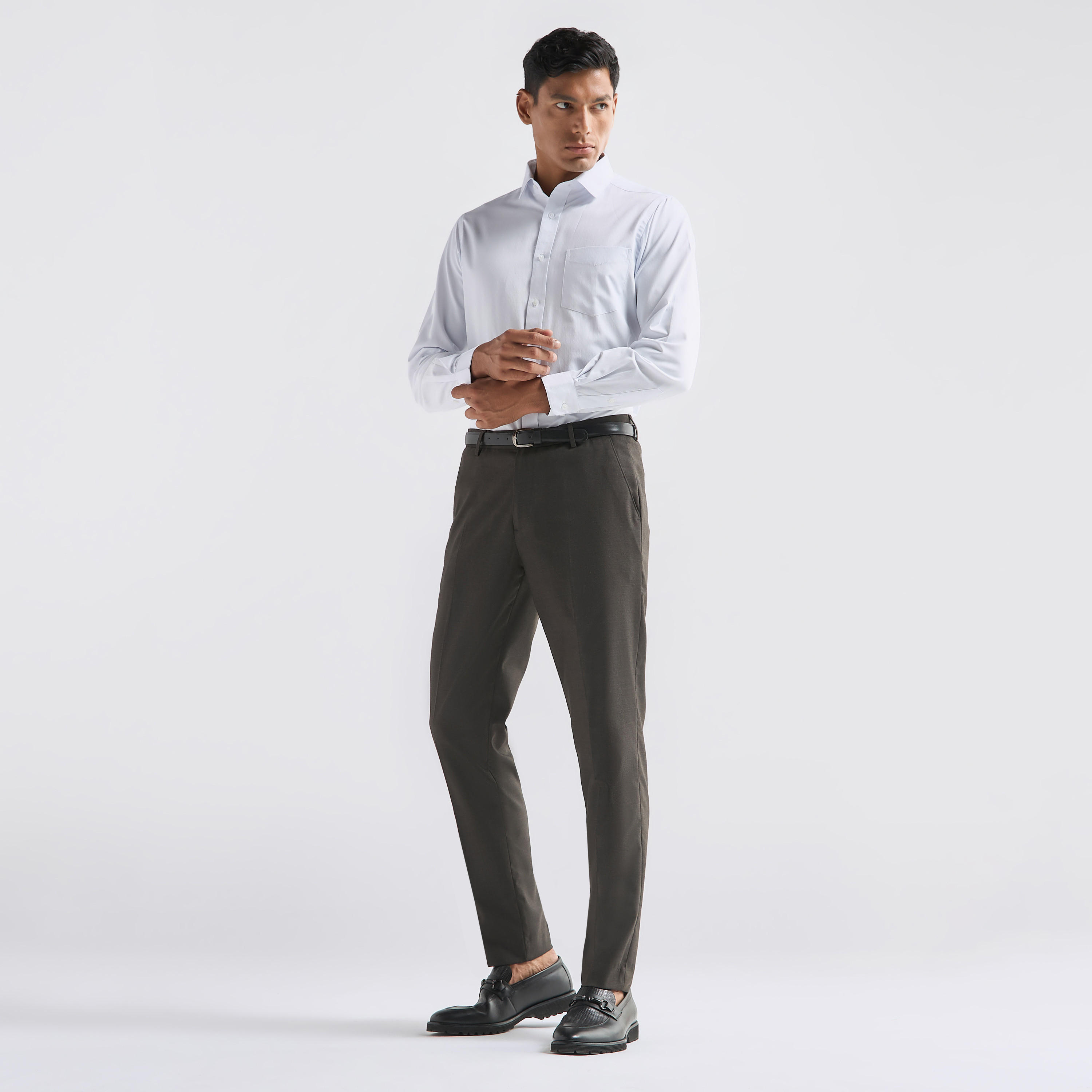 بنطلون بارز الملمس بقصة عادية وخصر مرن وجيوب-men-clothing-bottoms-trousersandchinos-trousers-image-2