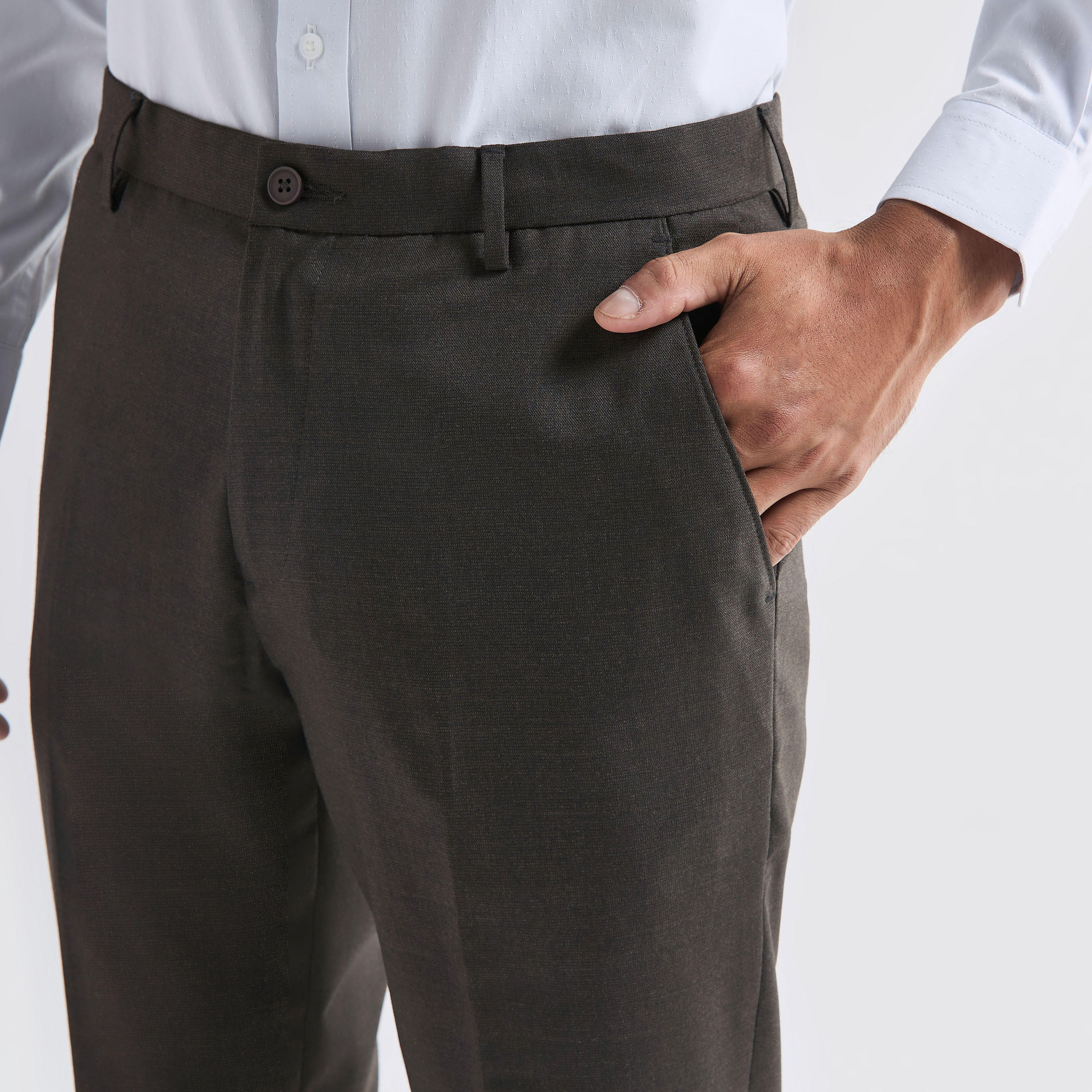 بنطلون بارز الملمس بقصة عادية وخصر مرن وجيوب-men-clothing-bottoms-trousersandchinos-trousers-image-4