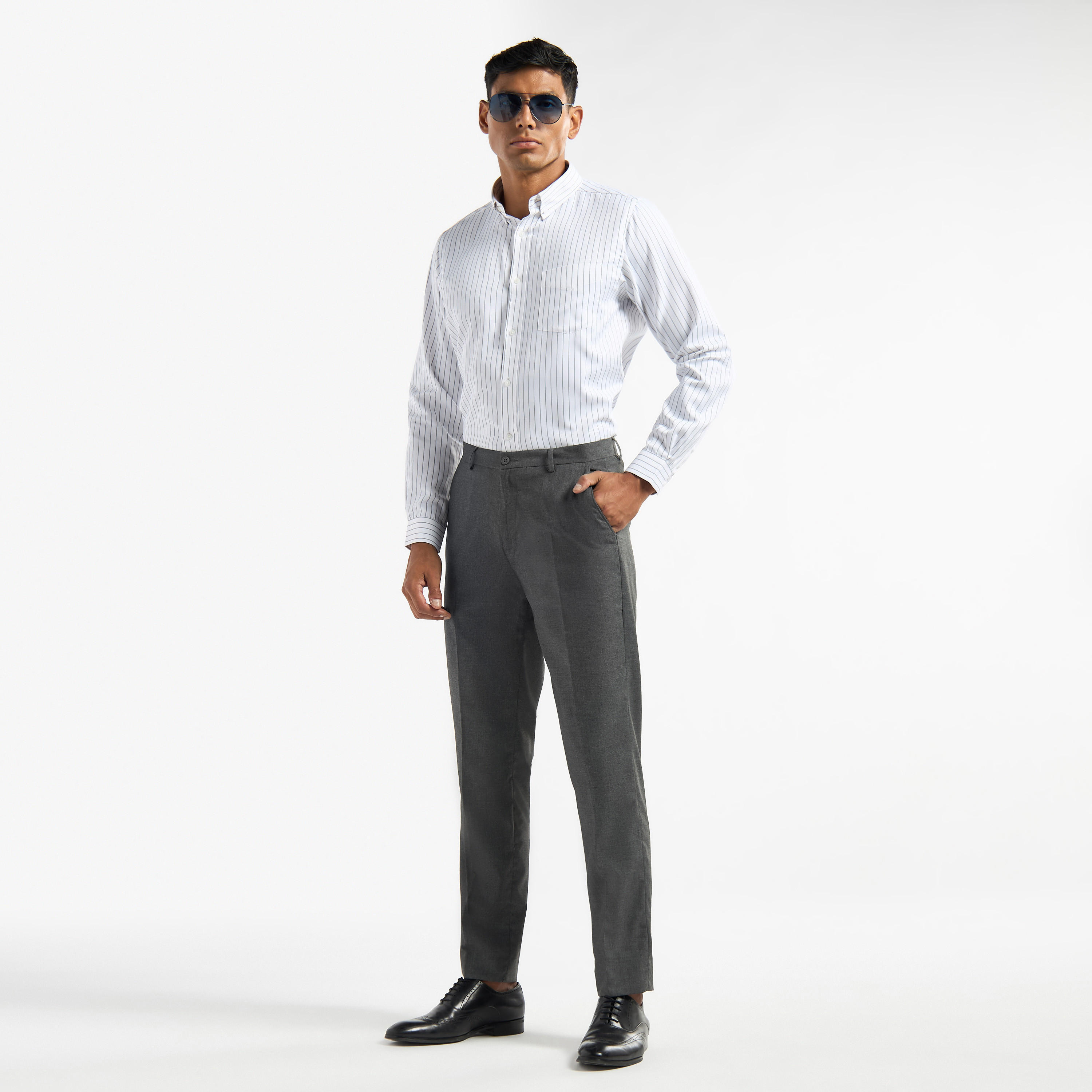 بنطلون سادة بقصة عادية وخصر مرن وجيوب وزر إغلاق-men-clothing-bottoms-trousersandchinos-trousers-image-2