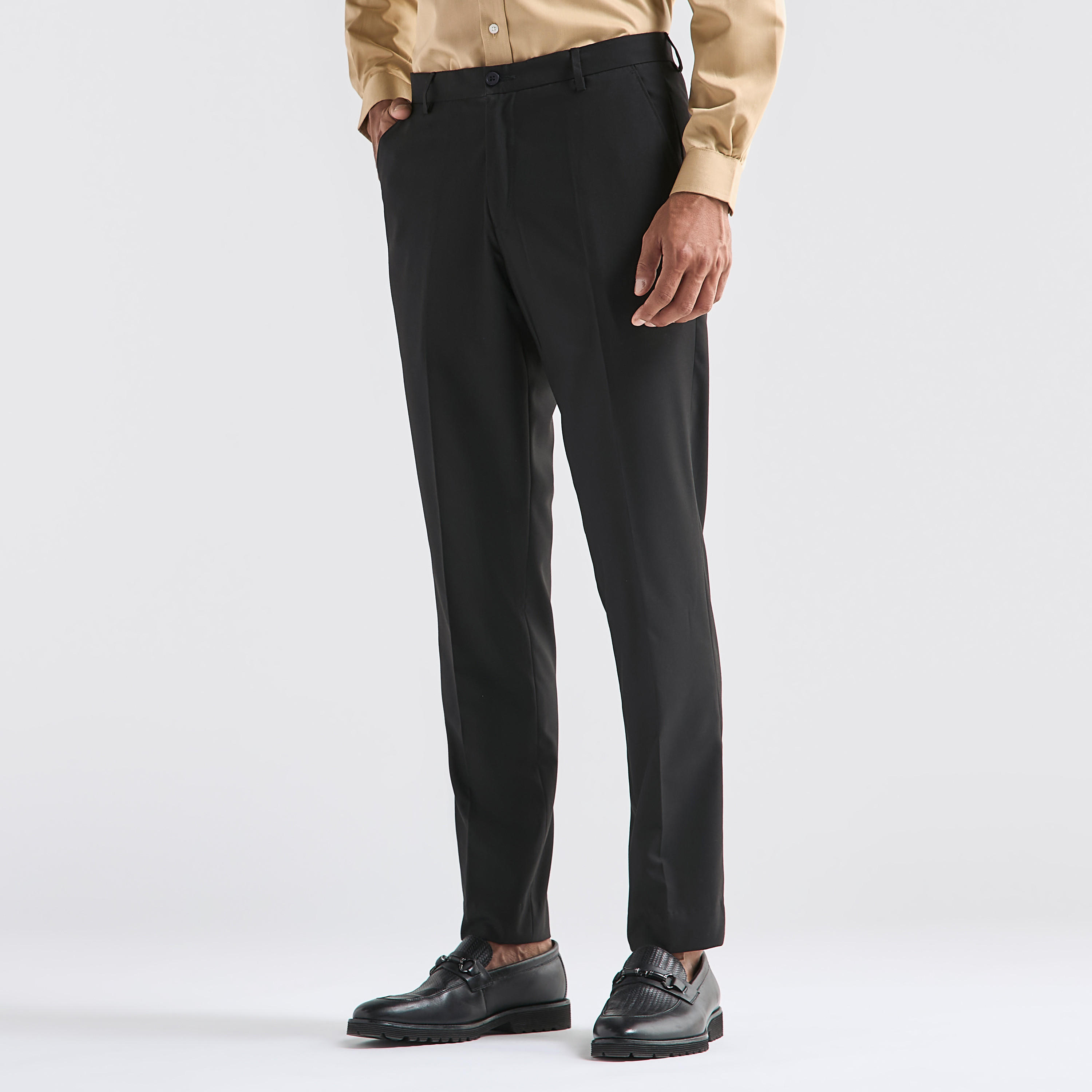 بنطلون سادة بقصّة عادية بخصر مرن وجيوب-men-clothing-bottoms-trousersandchinos-trousers-image-1