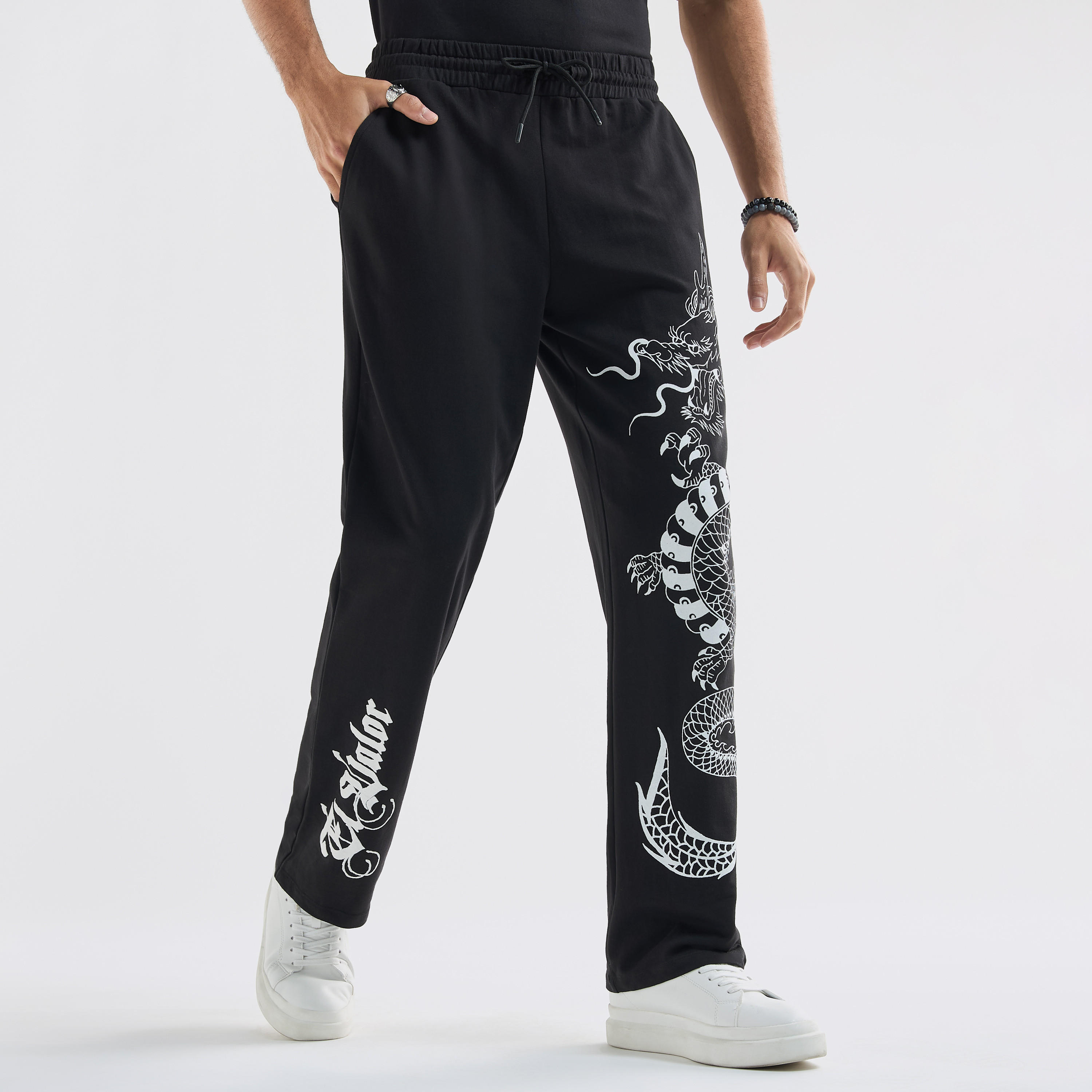 بنطال رياضي بقصة مريحة وطبعات مع خصر مرن وجيوب-men-clothing-bottoms-joggers-image-1