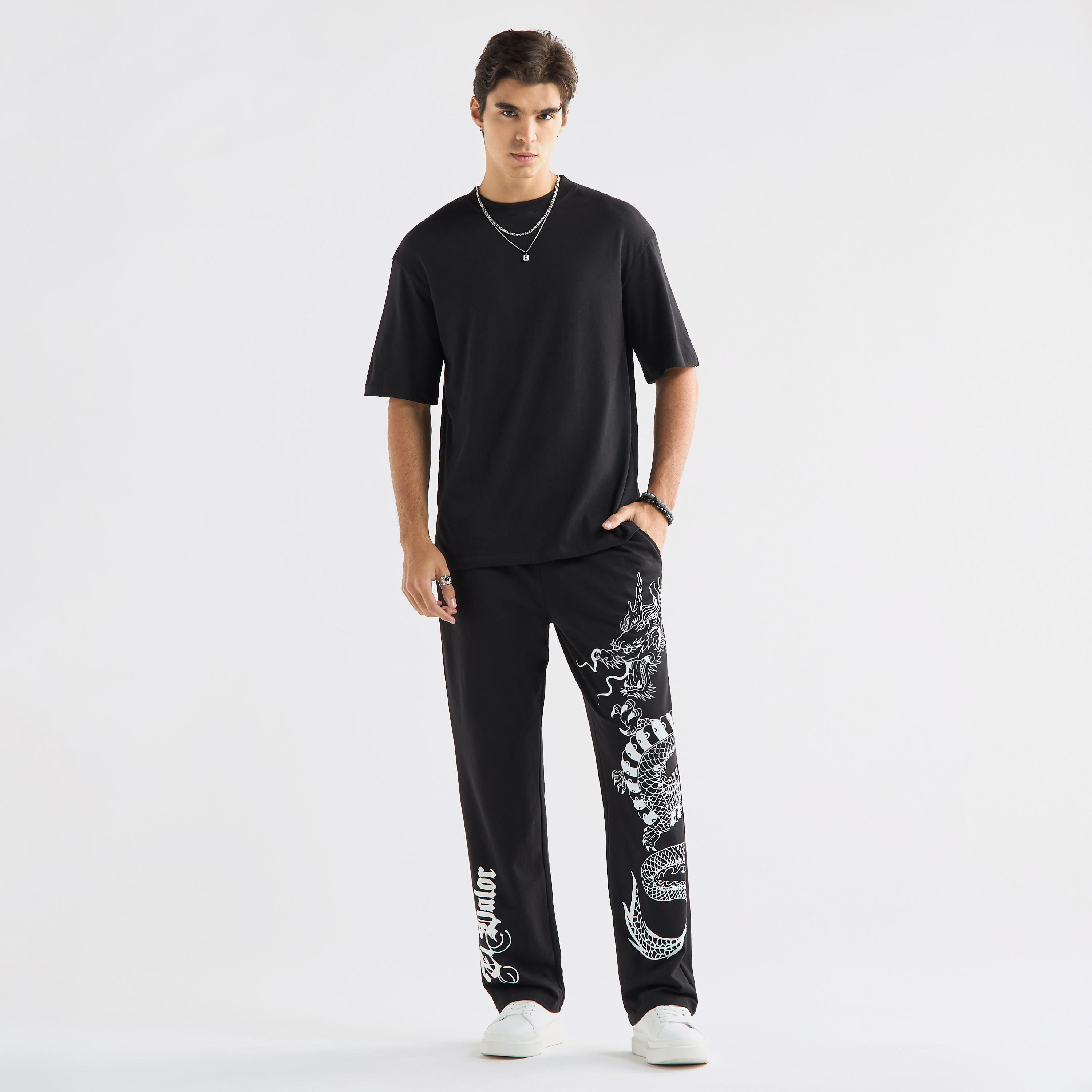 بنطال رياضي بقصة مريحة وطبعات مع خصر مرن وجيوب-men-clothing-bottoms-joggers-image-2