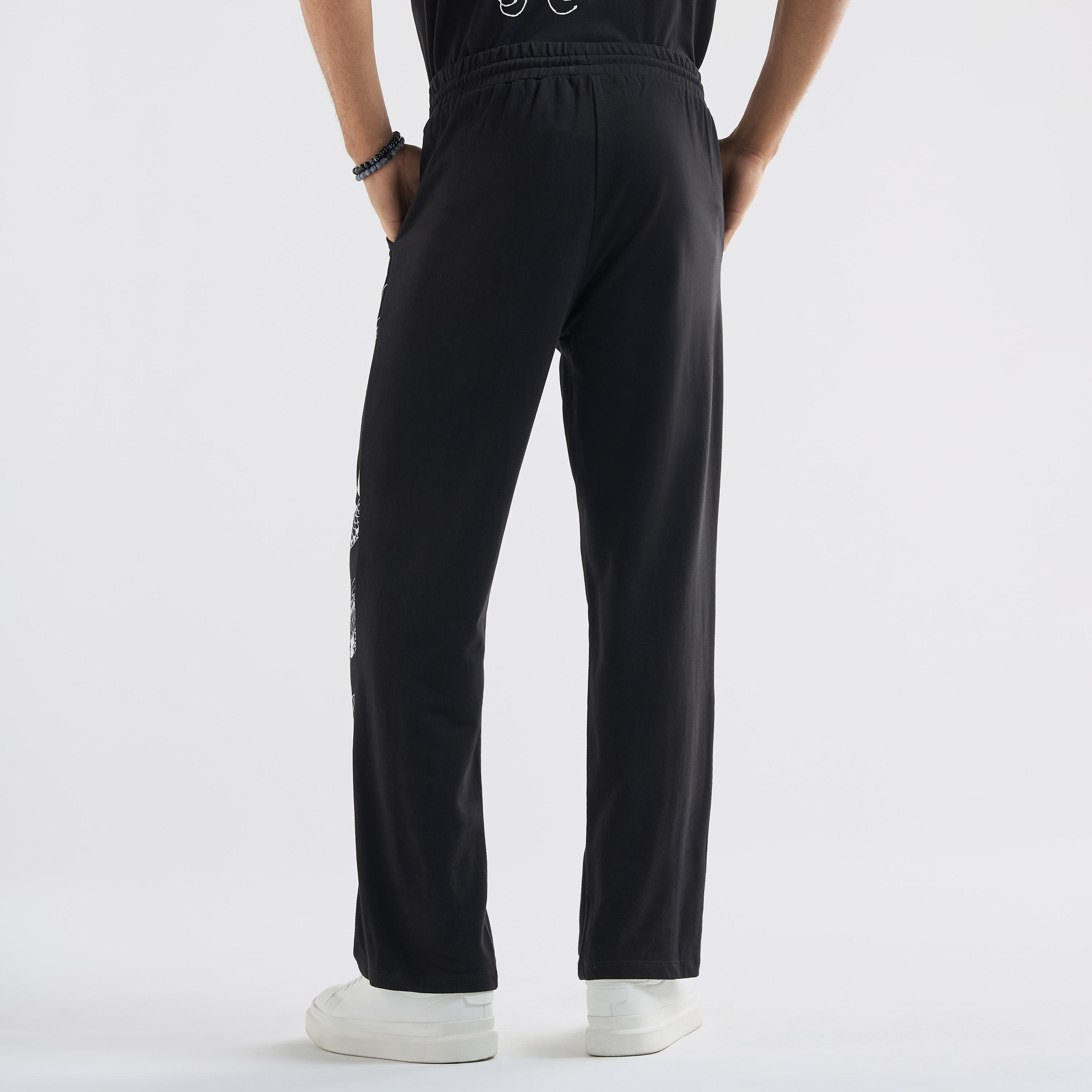 بنطال رياضي بقصة مريحة وطبعات مع خصر مرن وجيوب-men-clothing-bottoms-joggers-image-3