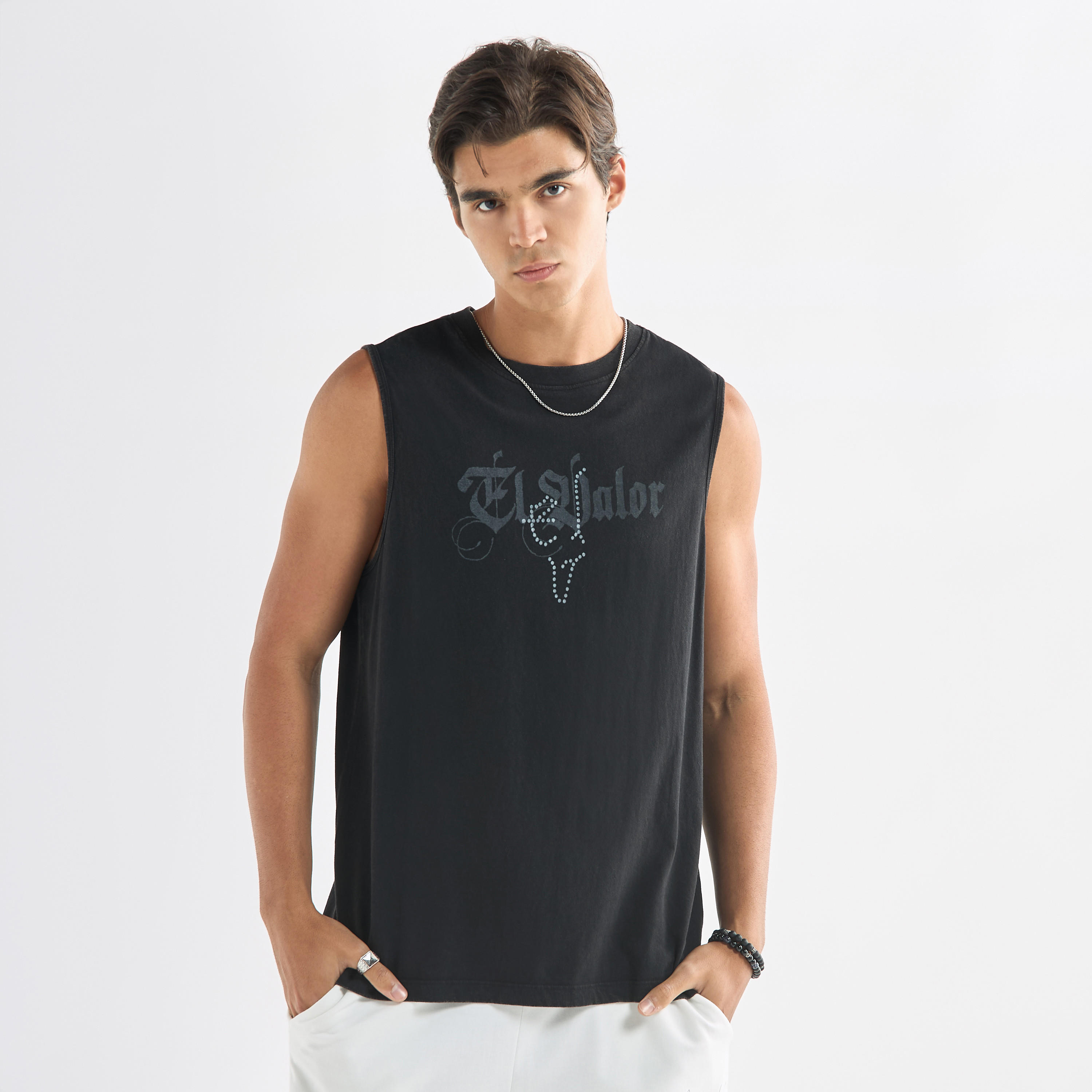 تيشيرت دون أكمام بياقة ضيّقة وطبعات تايبوجرافيك-men-clothing-tshirtsandpolos-tshirts-image-1