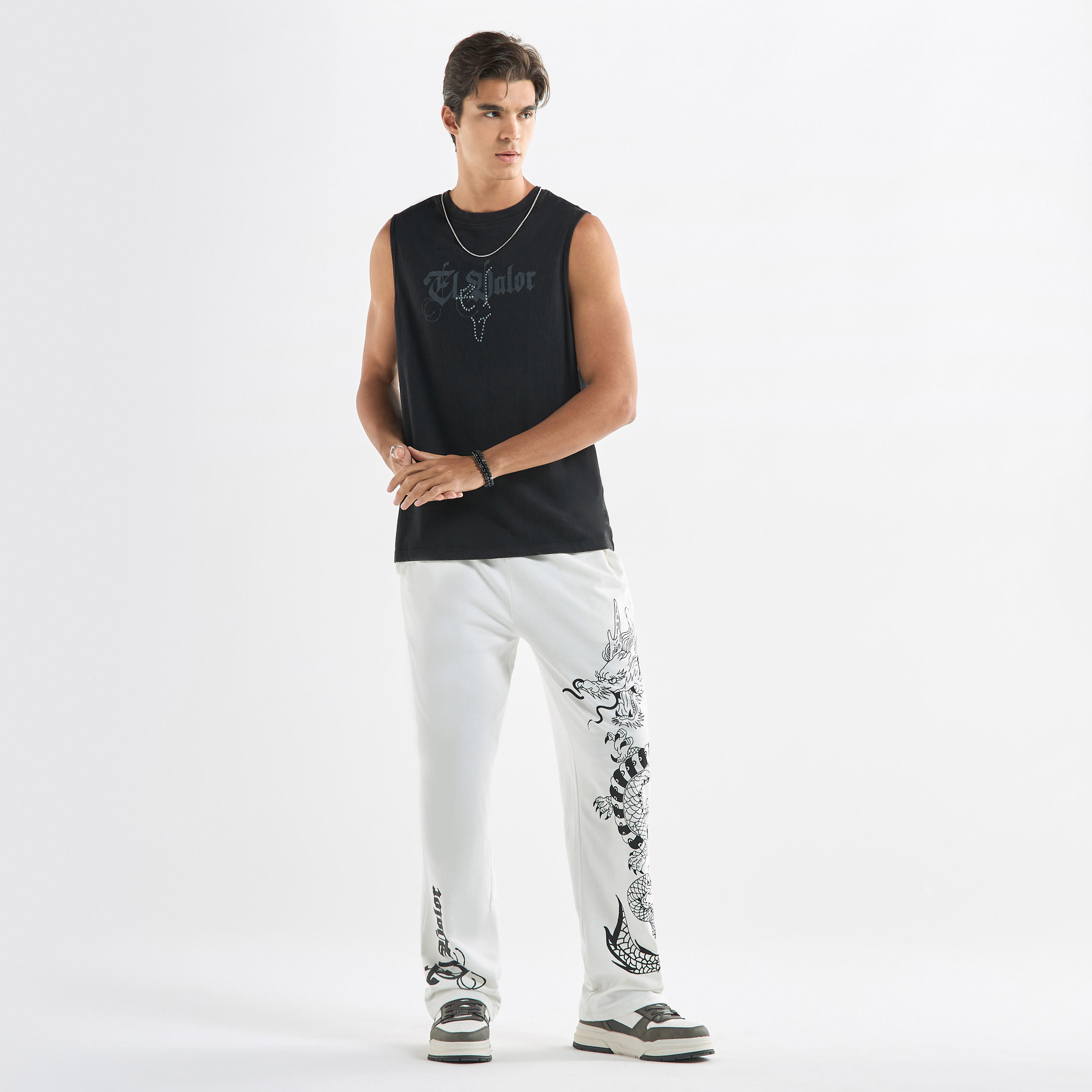 تيشيرت دون أكمام بياقة ضيّقة وطبعات تايبوجرافيك-men-clothing-tshirtsandpolos-tshirts-image-2