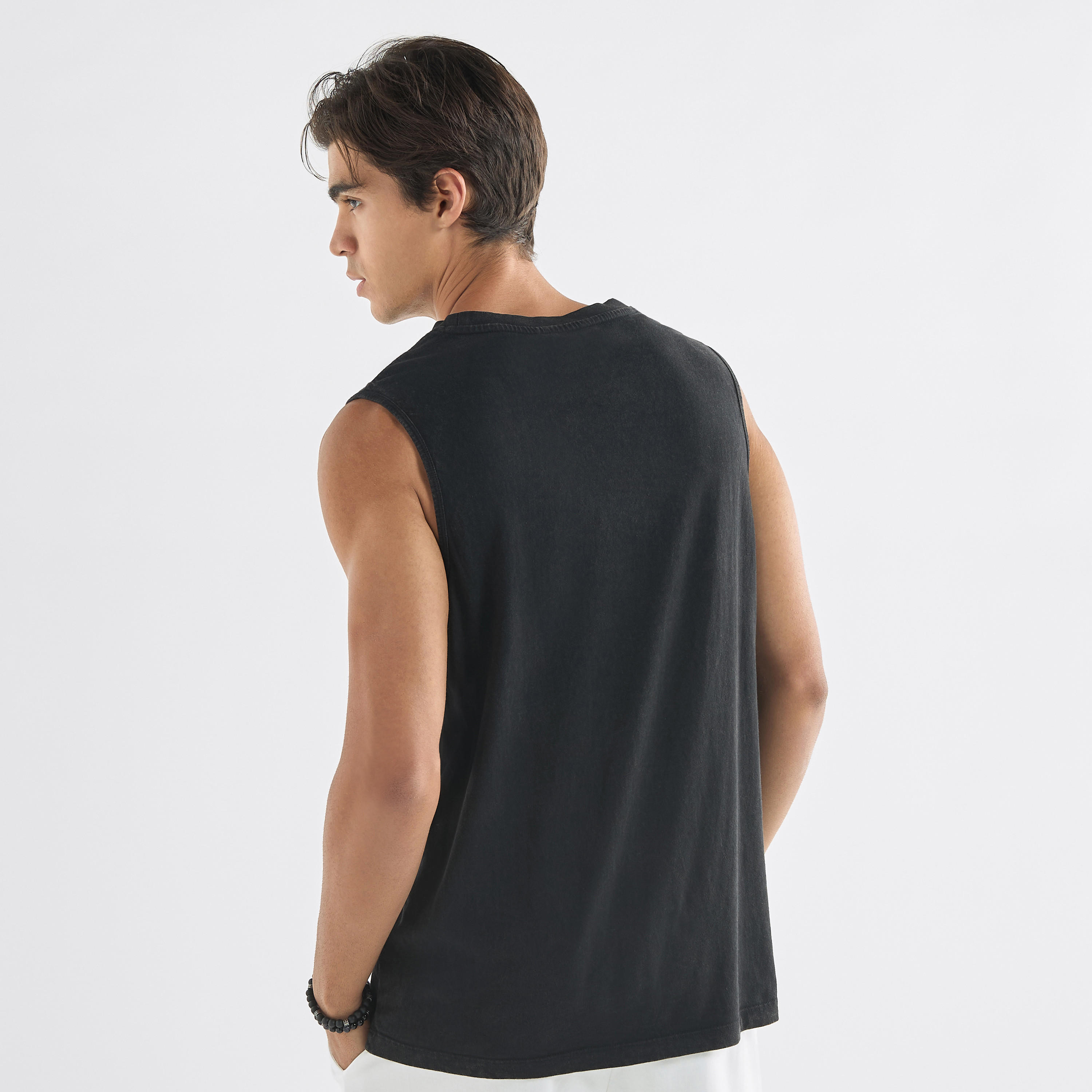 تيشيرت دون أكمام بياقة ضيّقة وطبعات تايبوجرافيك-men-clothing-tshirtsandpolos-tshirts-image-3