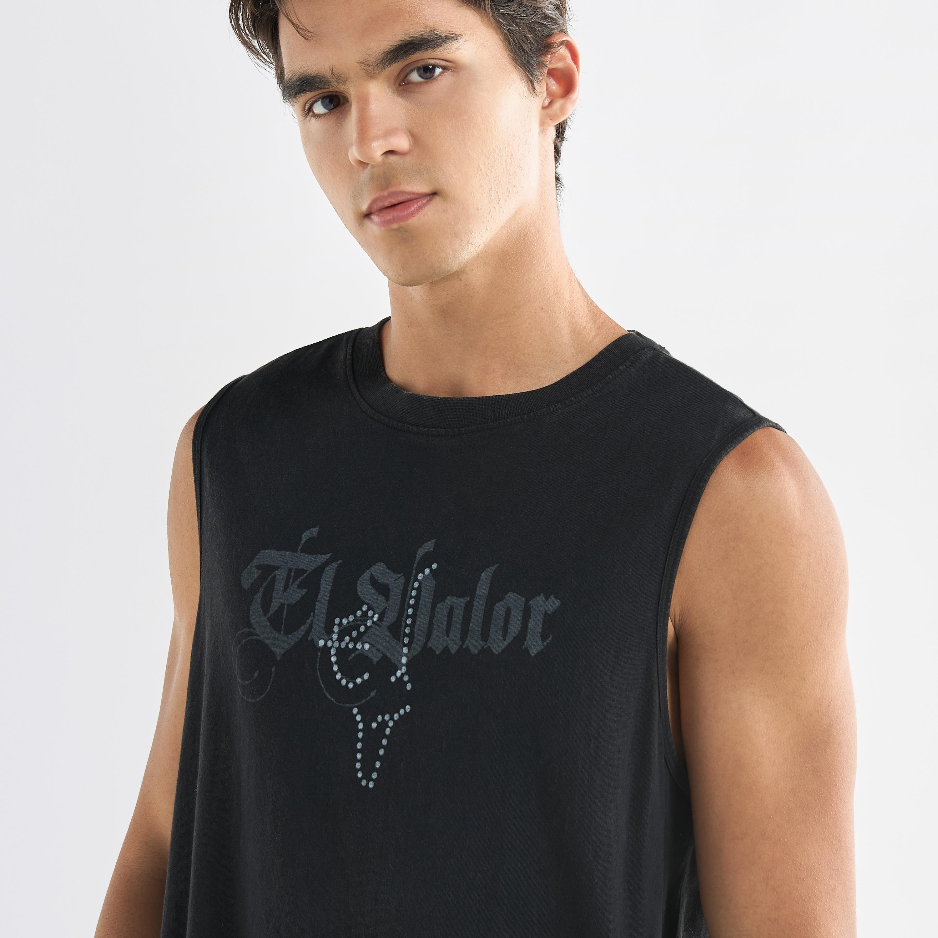 تيشيرت دون أكمام بياقة ضيّقة وطبعات تايبوجرافيك-men-clothing-tshirtsandpolos-tshirts-image-4