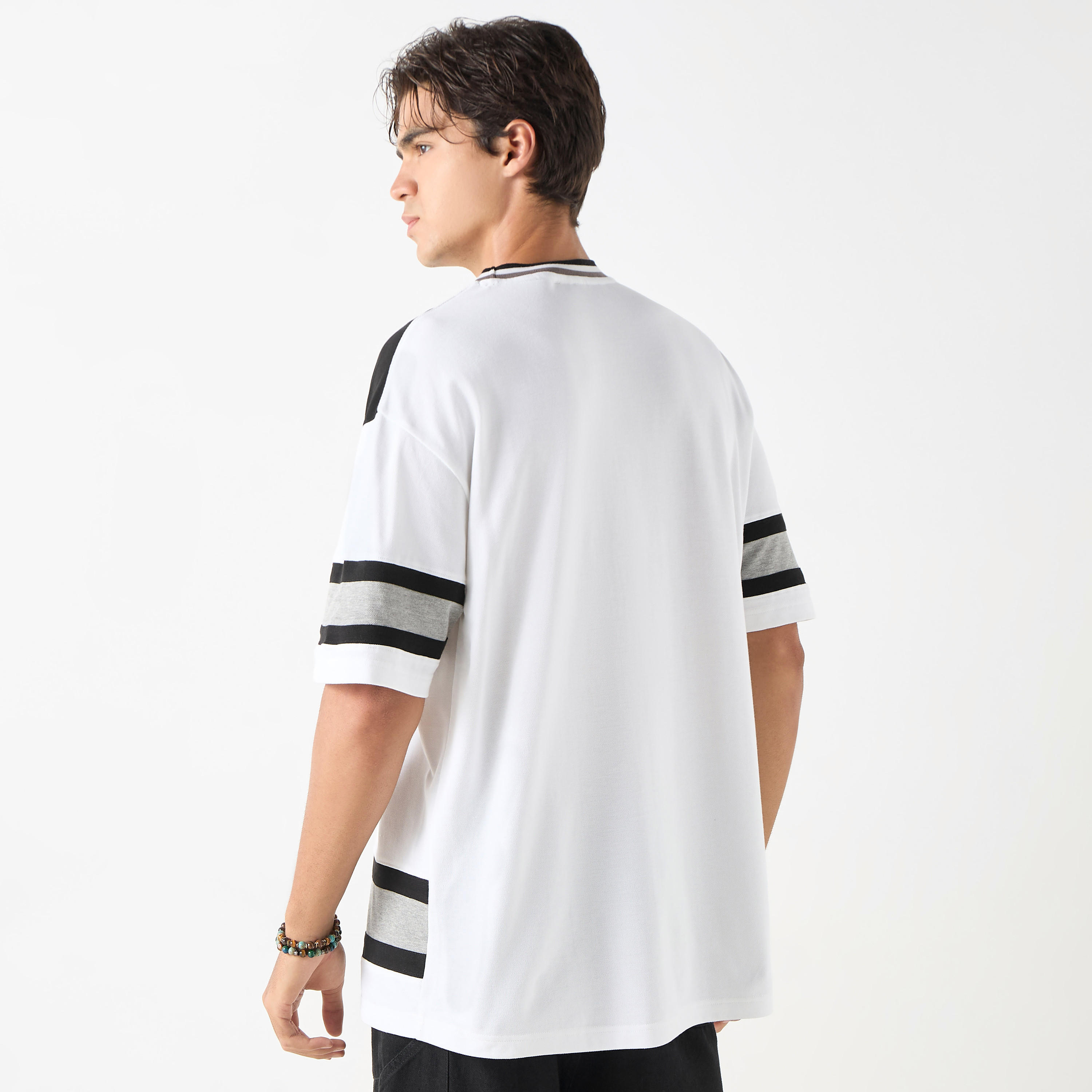 تيشيرت مطرز بياقة ضيقة وأكمام قصيرة من ستارتر-men-clothing-tshirtsandpolos-tshirts-image-3