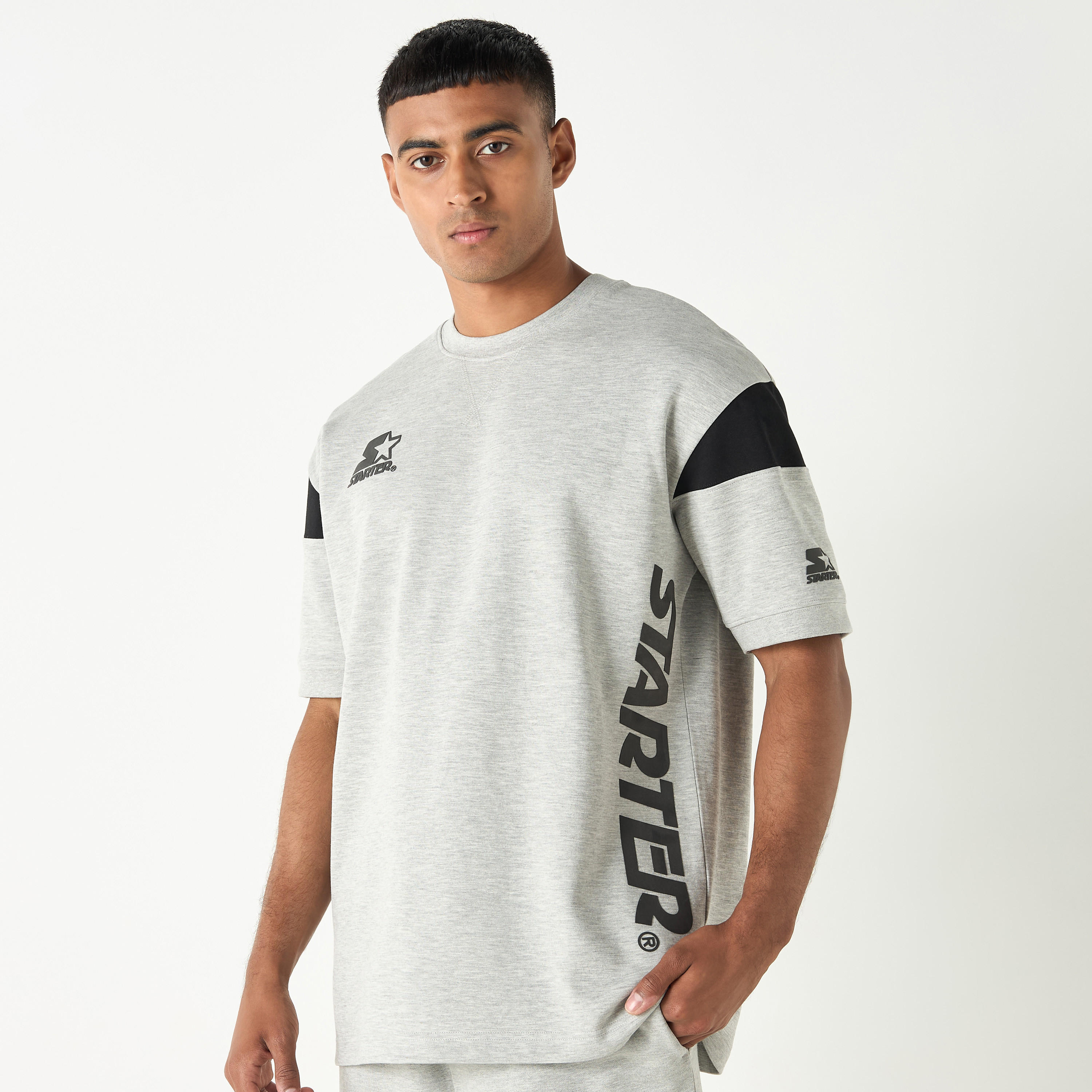 تيشيرت بياقة ضيقة وأكمام قصيرة وطبعات شعار من ستارتر-men-clothing-tshirtsandpolos-tshirts-image-1