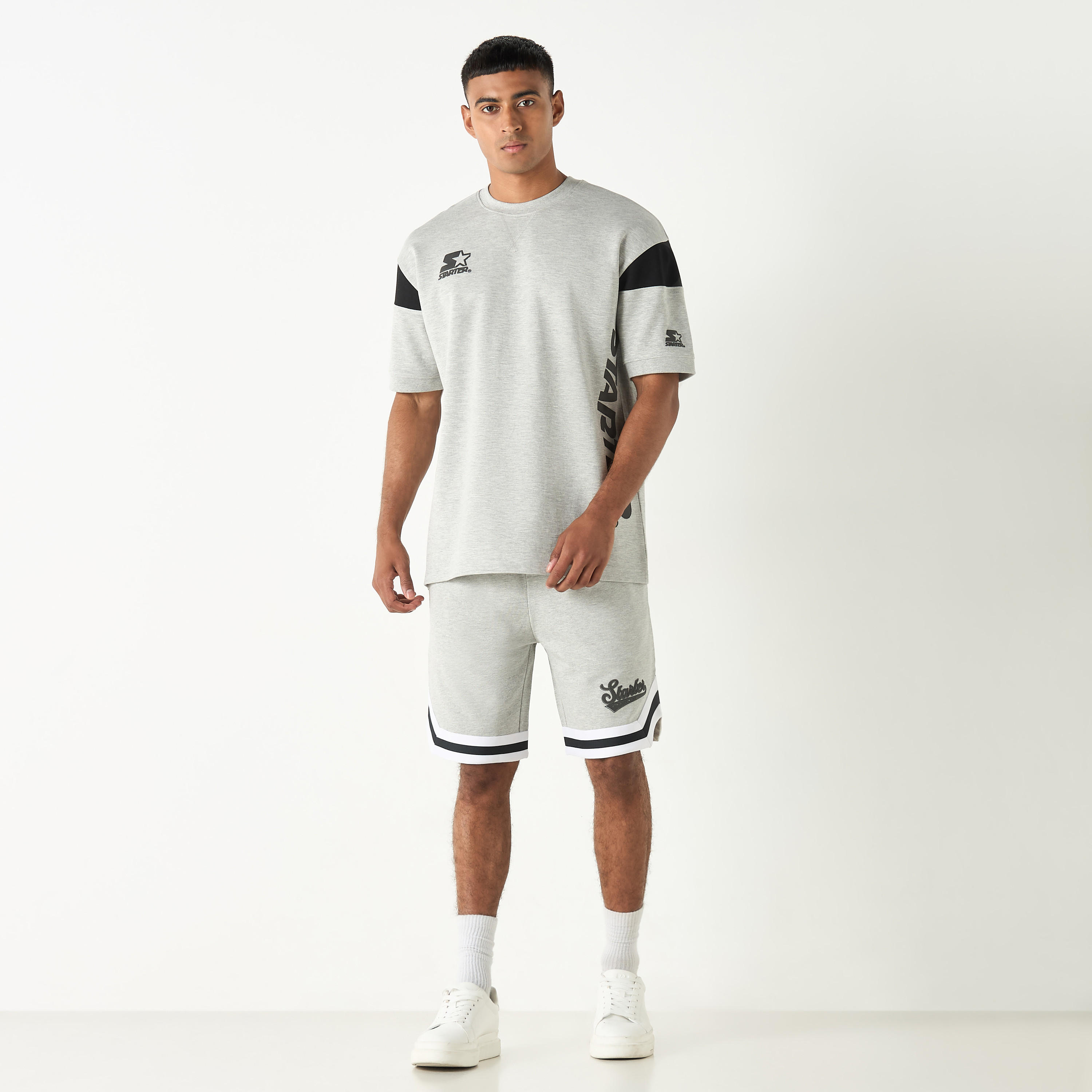 تيشيرت بياقة ضيقة وأكمام قصيرة وطبعات شعار من ستارتر-men-clothing-tshirtsandpolos-tshirts-image-2