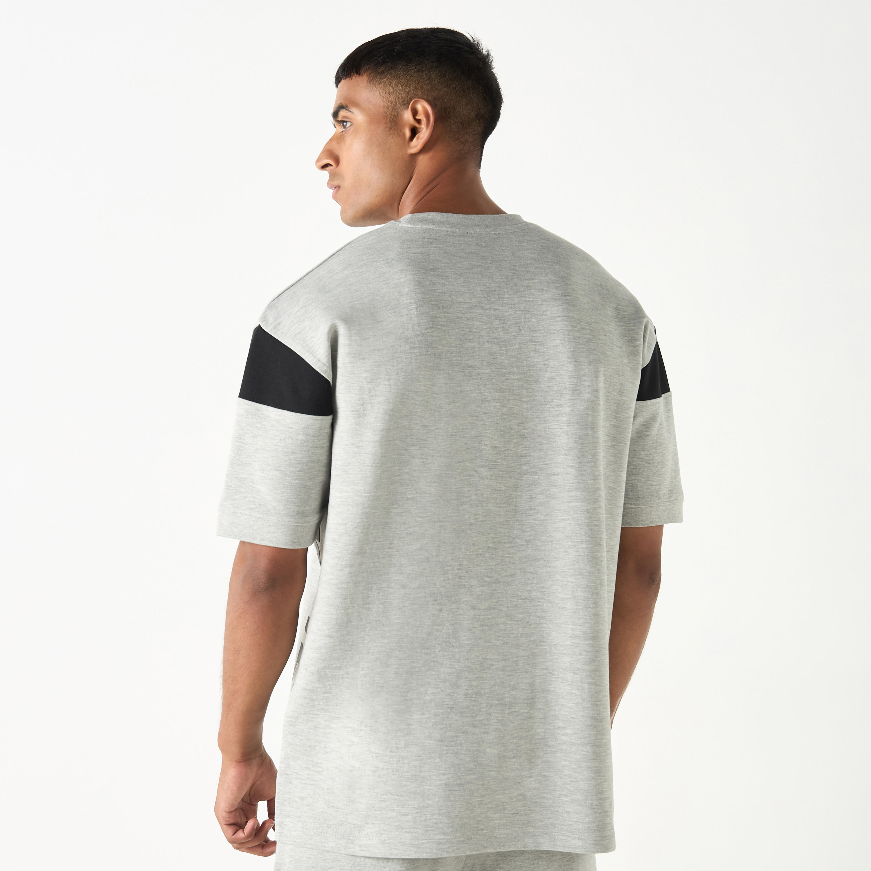تيشيرت بياقة ضيقة وأكمام قصيرة وطبعات شعار من ستارتر-men-clothing-tshirtsandpolos-tshirts-image-3