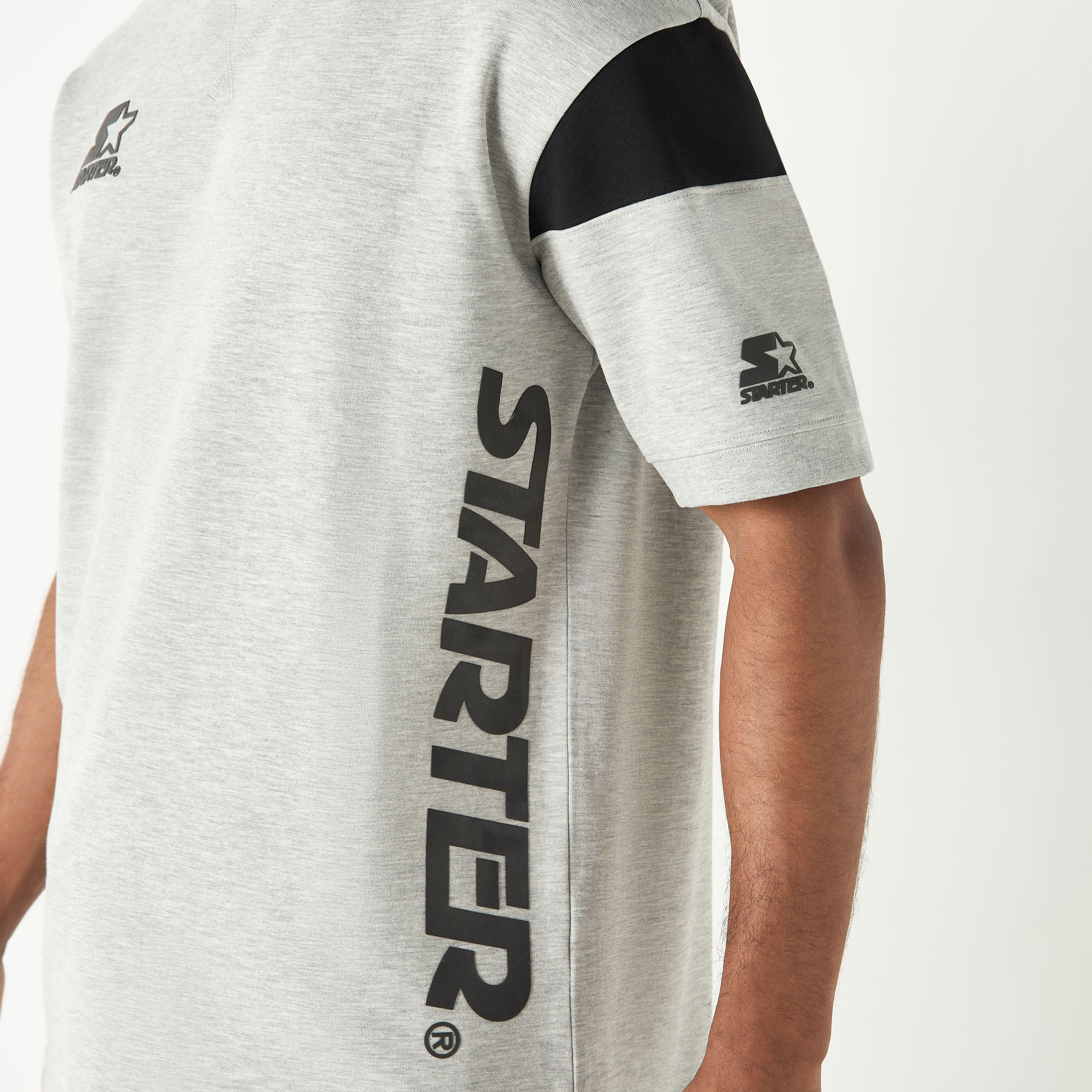 تيشيرت بياقة ضيقة وأكمام قصيرة وطبعات شعار من ستارتر-men-clothing-tshirtsandpolos-tshirts-image-4