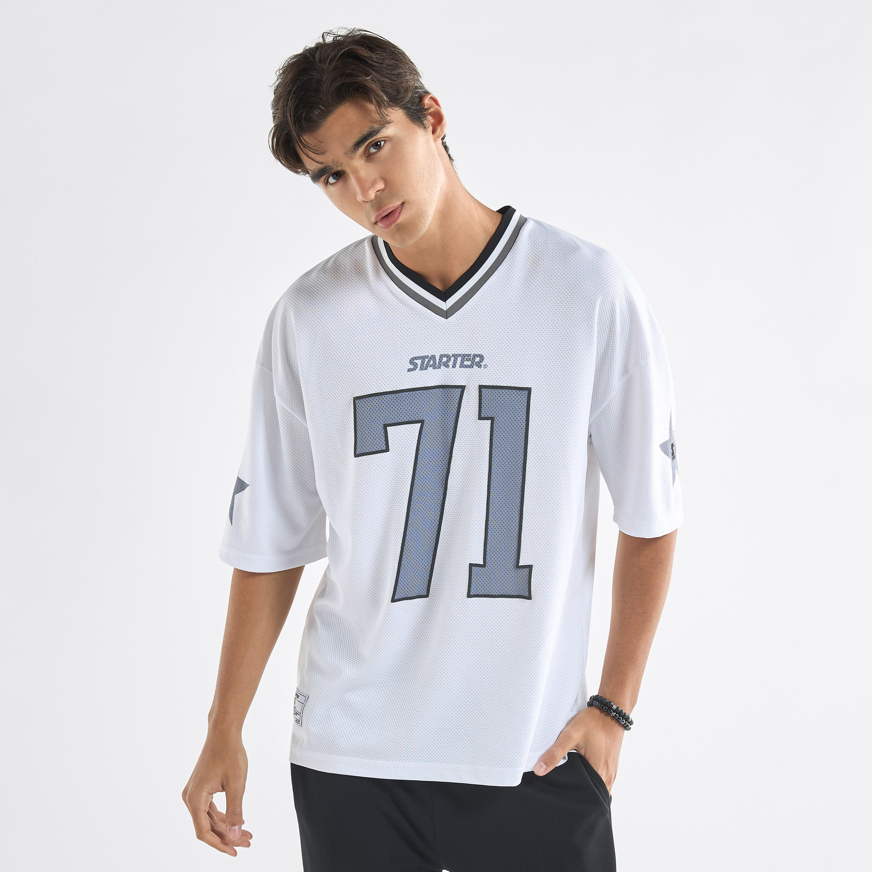 تيشيرت بياقة V وأكمام قصيرة وطبعات فارستي من ستارتر-men-clothing-tshirtsandpolos-tshirts-image-1