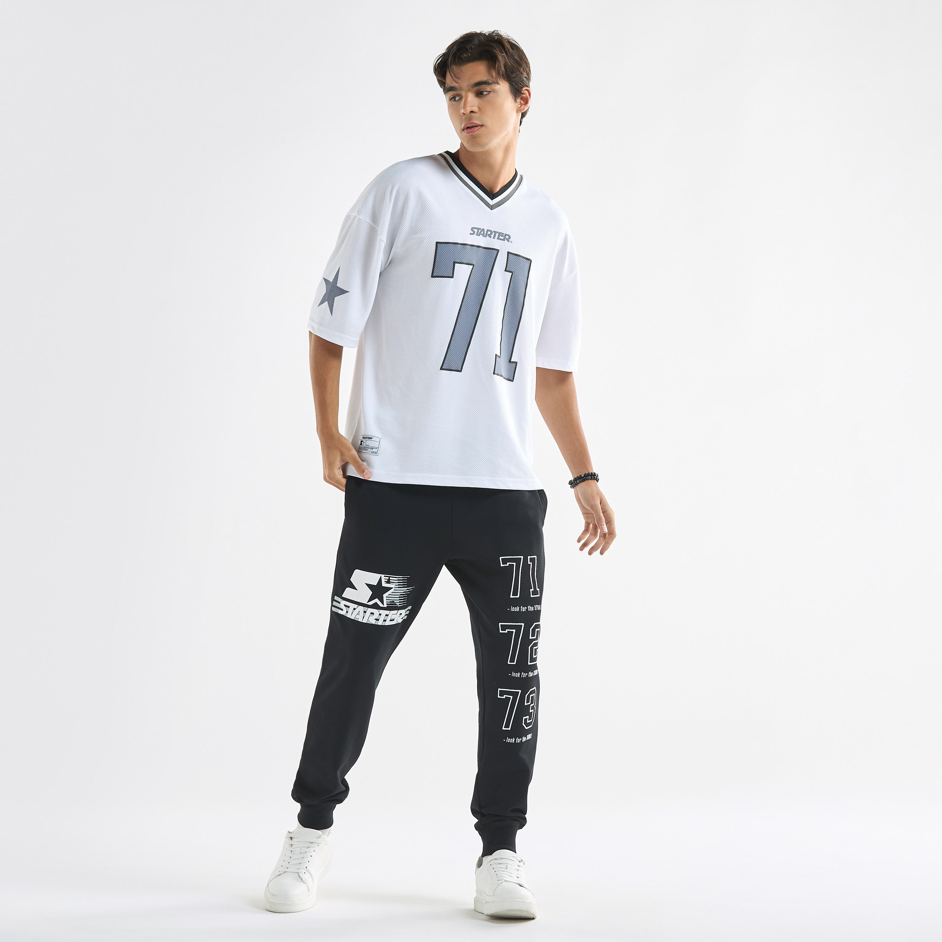 تيشيرت بياقة V وأكمام قصيرة وطبعات فارستي من ستارتر-men-clothing-tshirtsandpolos-tshirts-image-2