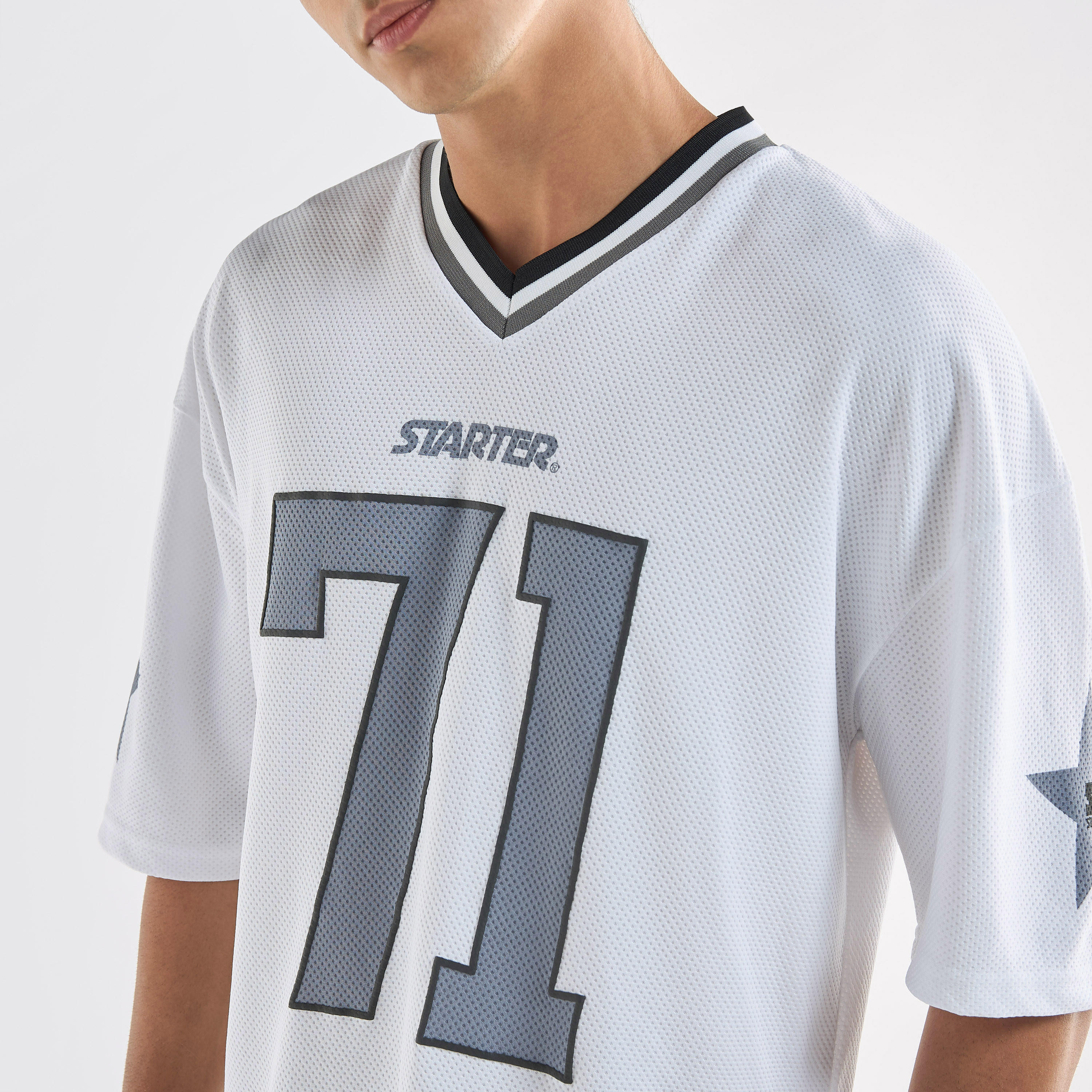 تيشيرت بياقة V وأكمام قصيرة وطبعات فارستي من ستارتر-men-clothing-tshirtsandpolos-tshirts-image-4