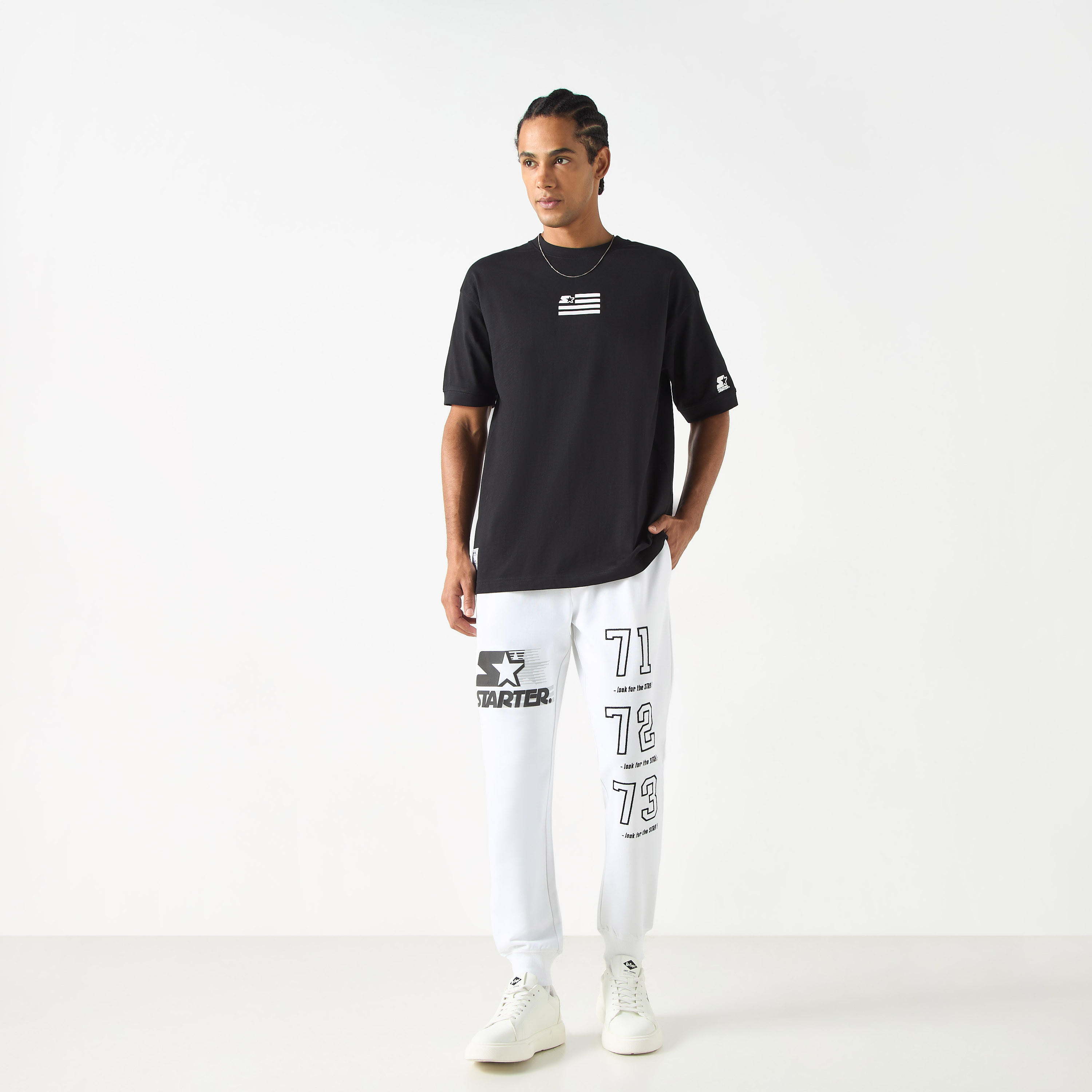 تيشيرت بياقة ضيقة وأكمام قصيرة وطبعات شعار من ستارتر-men-clothing-tshirtsandpolos-tshirts-image-2