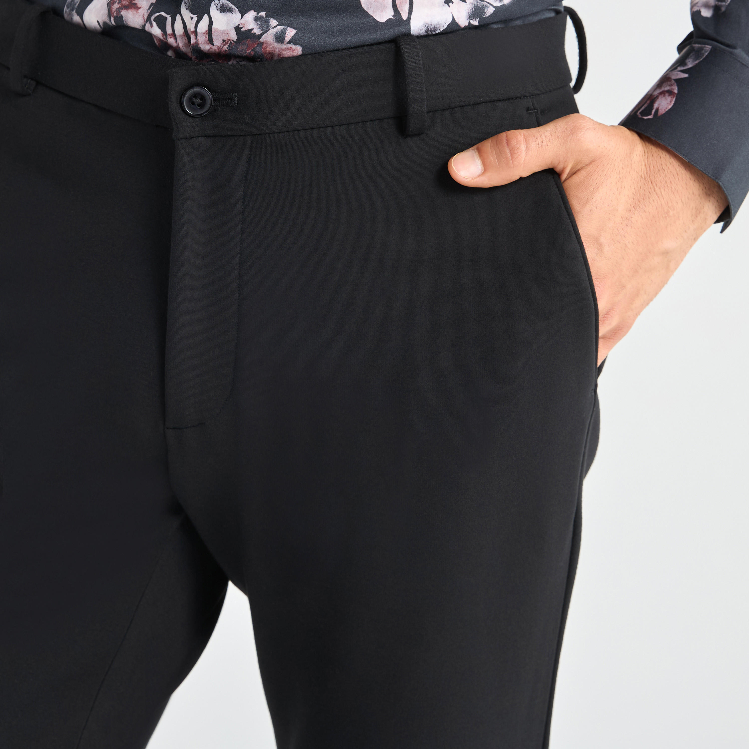 بنطلون بقصة عاديّة وزر إغلاق وجيوب-men-clothing-bottoms-trousersandchinos-trousers-image-2