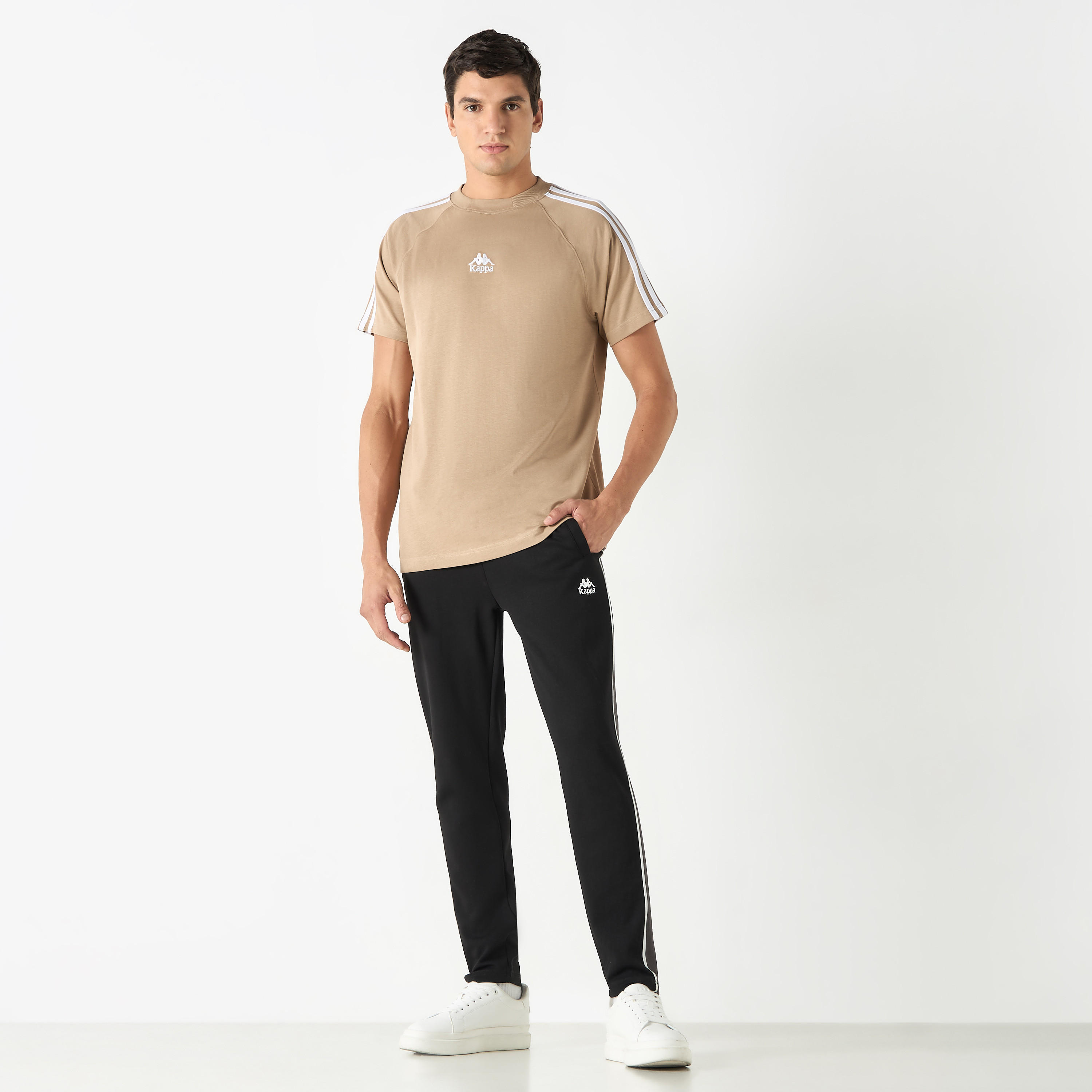 تيشيرت بأكمام قصيرة وشعار من كابا-men-clothing-sportswearandactivewear-tshirtsandpolos-image-2