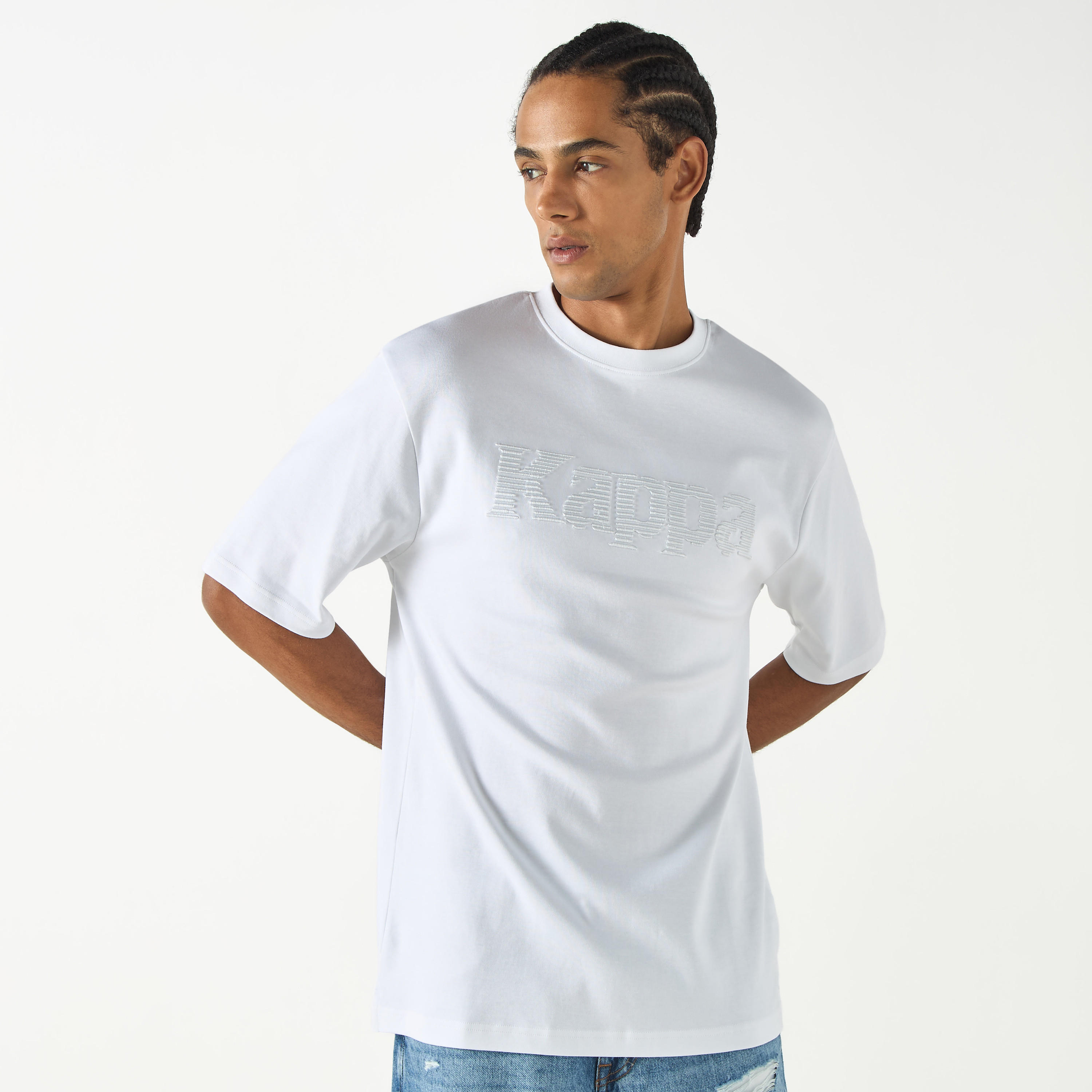 تيشيرت بتطريز شعار وياقة ضيّقة وأكمام قصيرة من كابا-men-clothing-tshirtsandpolos-tshirts-image-1