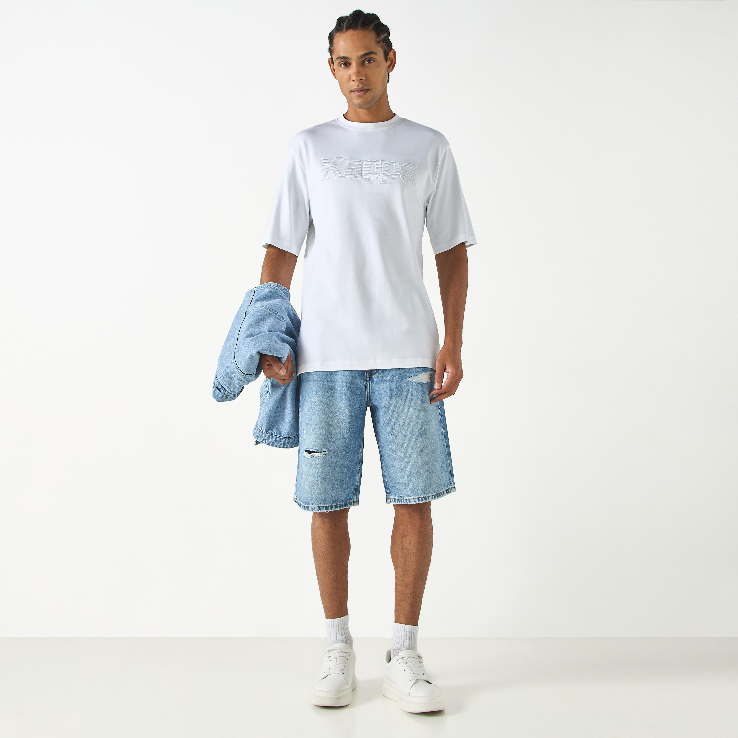 تيشيرت بتطريز شعار وياقة ضيّقة وأكمام قصيرة من كابا-men-clothing-tshirtsandpolos-tshirts-image-2
