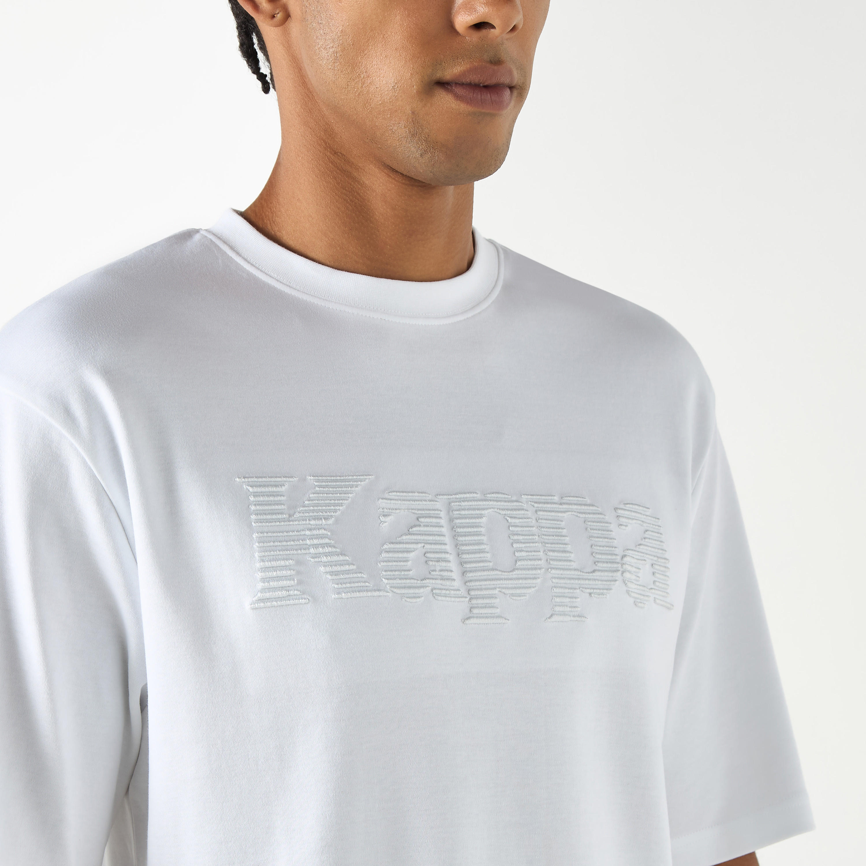 تيشيرت بتطريز شعار وياقة ضيّقة وأكمام قصيرة من كابا-men-clothing-tshirtsandpolos-tshirts-image-4