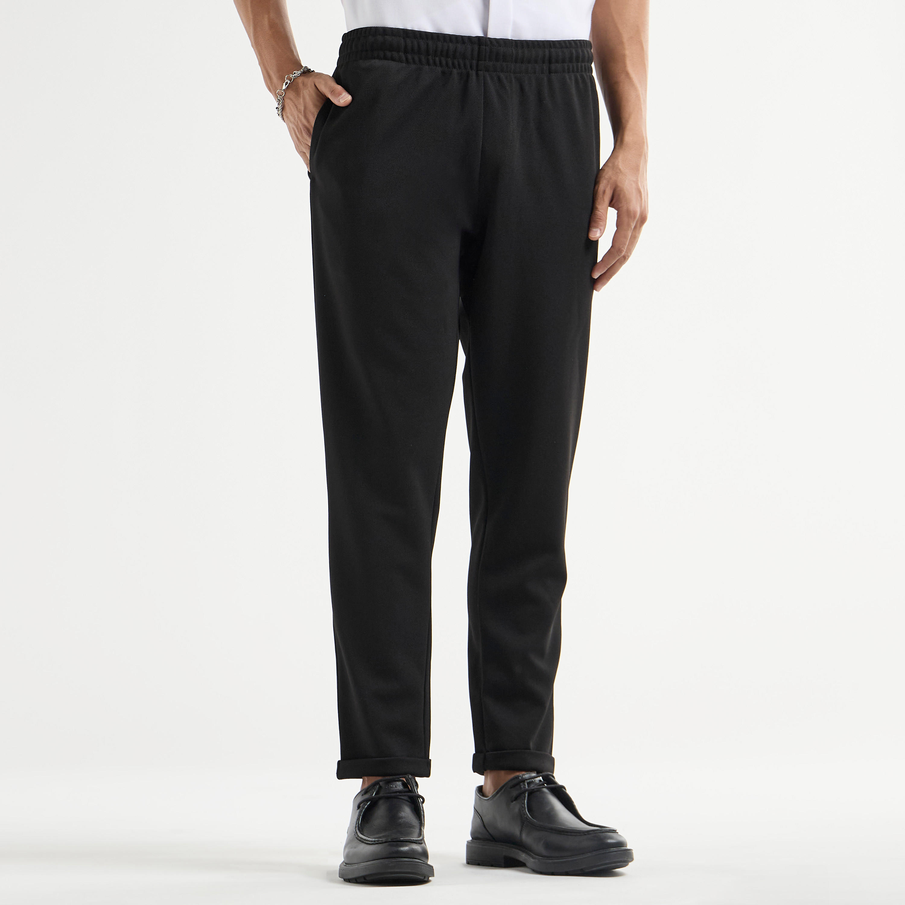 بنطلون بارز الملمس بقصة عادية وخصر مرن وجيوب-men-clothing-bottoms-trousersandchinos-trousers-image-1