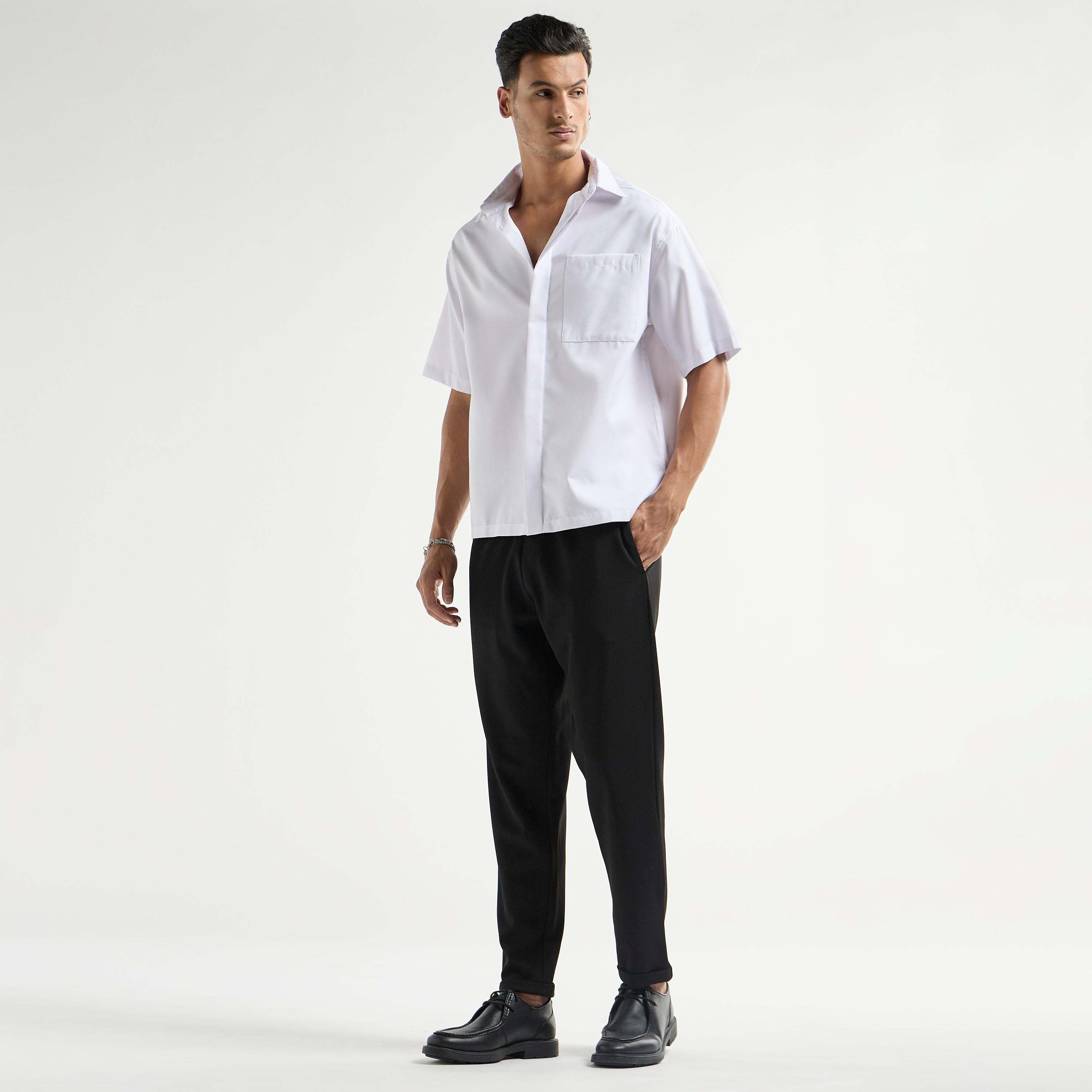 بنطلون بارز الملمس بقصة عادية وخصر مرن وجيوب-men-clothing-bottoms-trousersandchinos-trousers-image-2